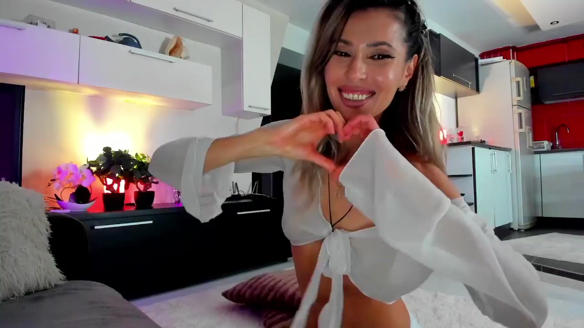 Gallery image thumbnail from SmileyTinaa's myfreecams stream on, 04/10/2024, 23:43 image 3 of 20