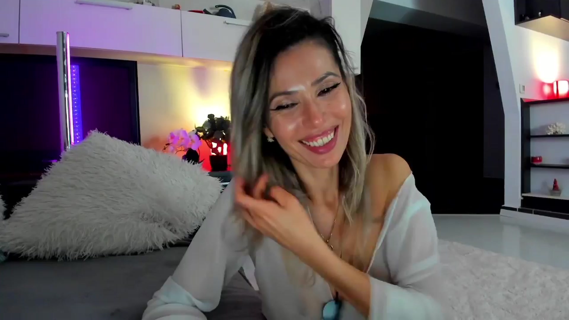 Gallery image thumbnail from SmileyTinaa's myfreecams stream on, 04/11/2024, 05:04 image 20 of 20