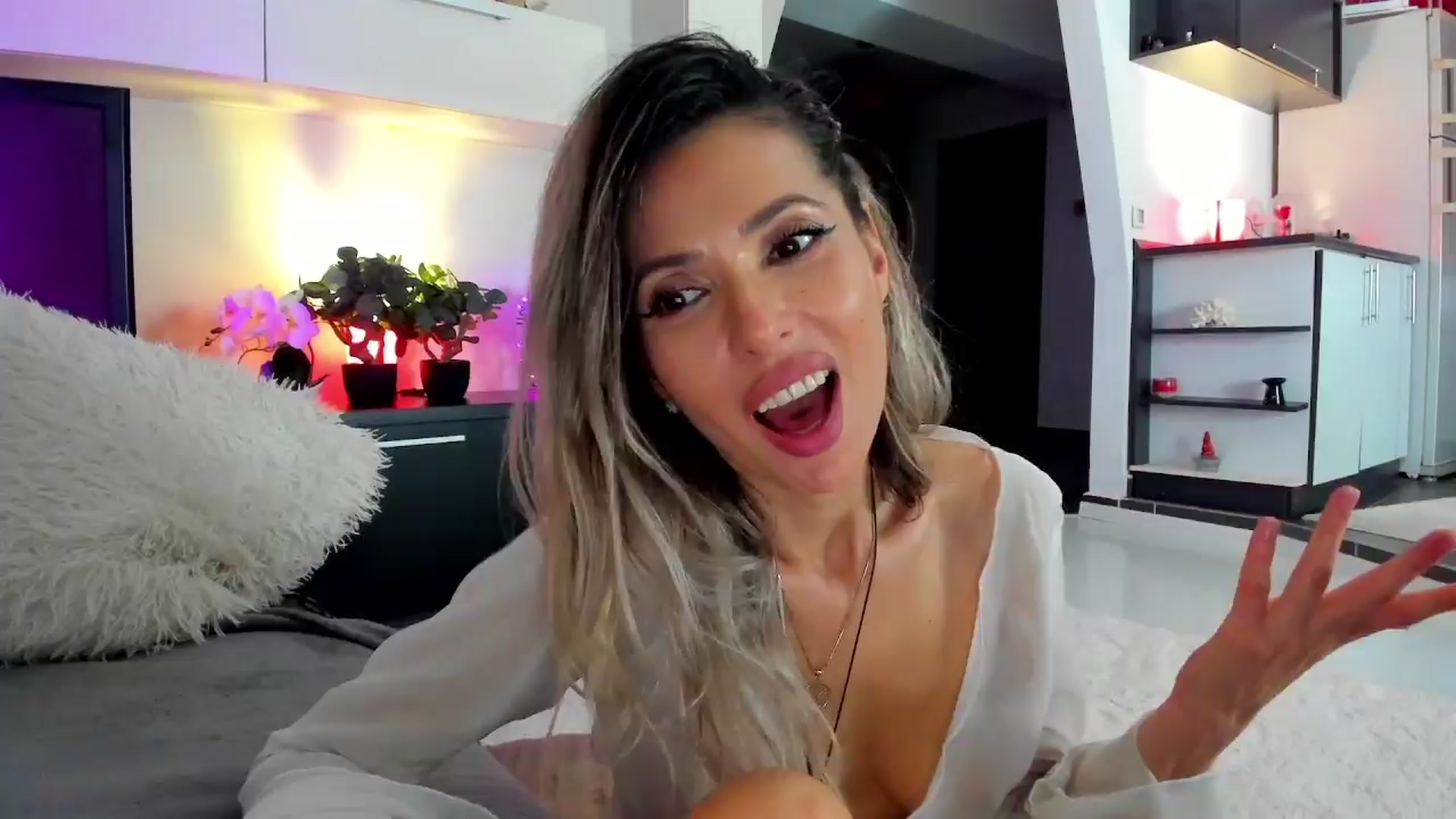 Gallery image thumbnail from SmileyTinaa's myfreecams stream on, 04/11/2024, 05:04 image 16 of 20