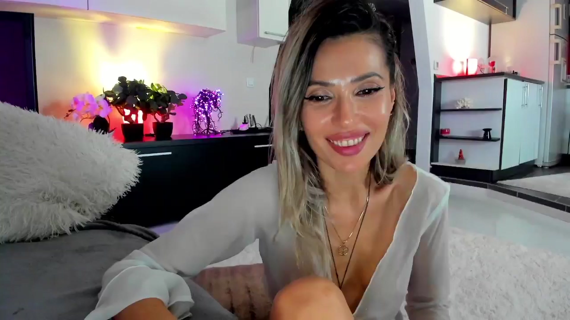 Gallery image thumbnail from SmileyTinaa's myfreecams stream on, 04/11/2024, 05:04 image 18 of 20