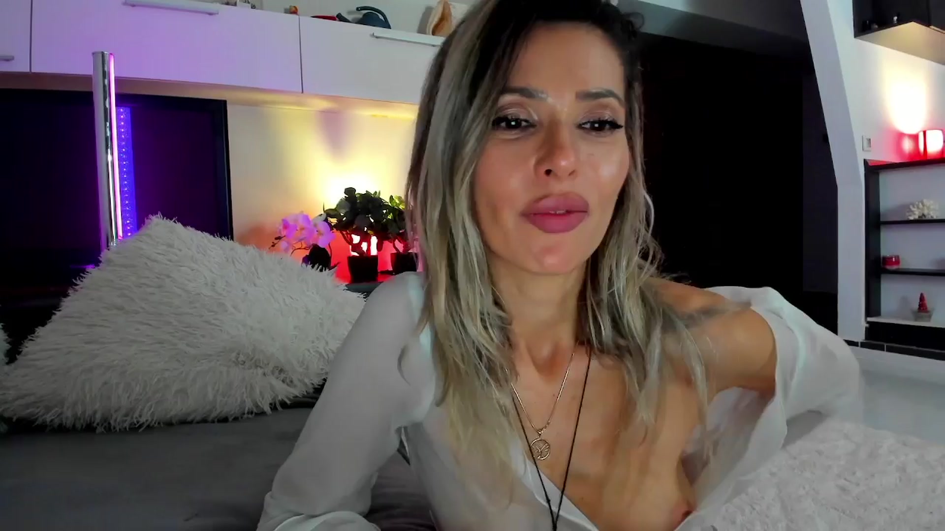 Gallery image thumbnail from SmileyTinaa's myfreecams stream on, 04/11/2024, 05:04 image 19 of 20