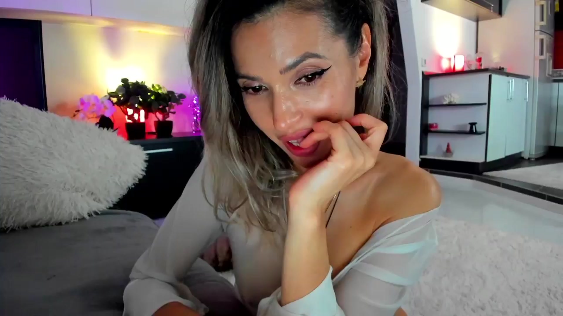 Gallery image thumbnail from SmileyTinaa's myfreecams stream on, 04/11/2024, 05:04 image 13 of 20