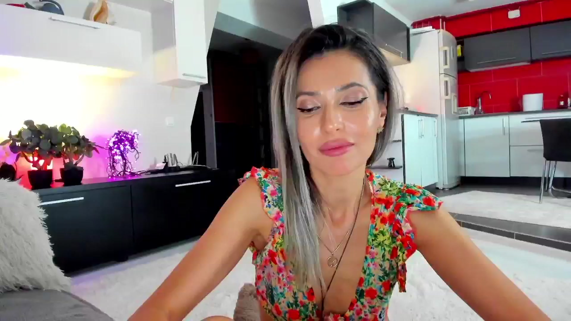 Gallery image thumbnail from SmileyTinaa's myfreecams stream on, 04/18/2024, 24:22 image 17 of 20