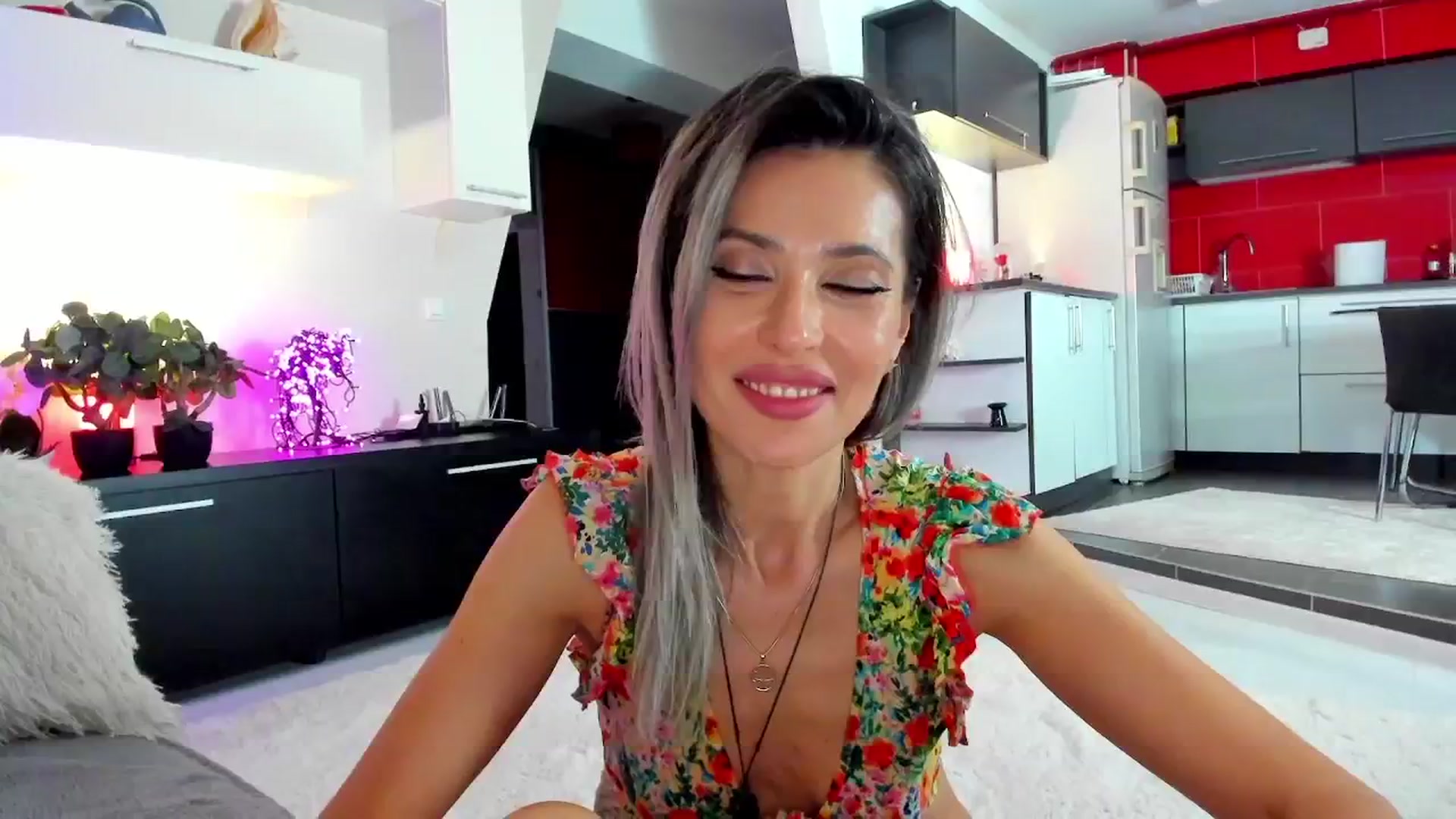 Gallery image thumbnail from SmileyTinaa's myfreecams stream on, 04/18/2024, 24:22 image 15 of 20