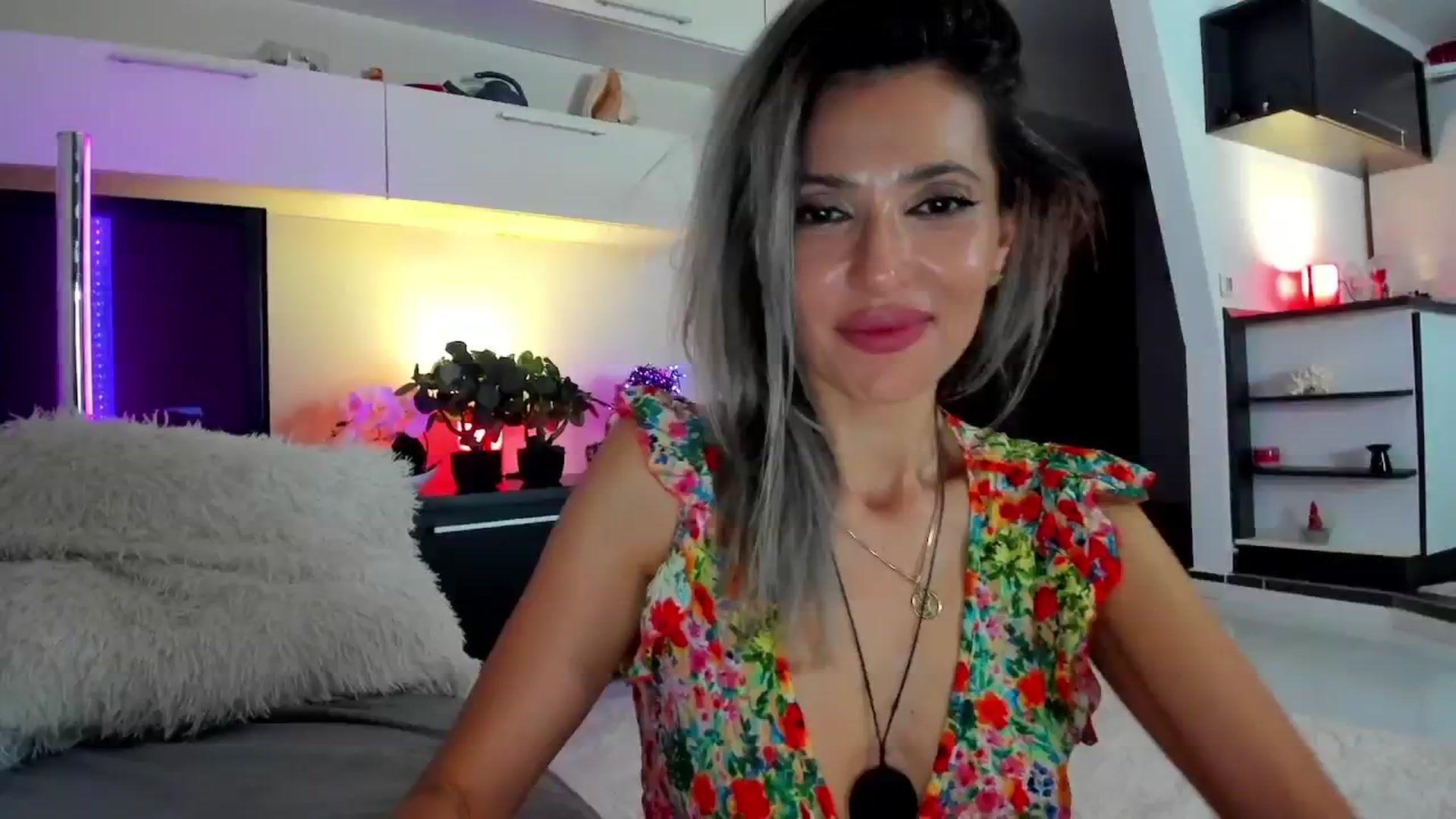 Gallery image thumbnail from SmileyTinaa's myfreecams stream on, 04/18/2024, 02:56 image 7 of 20