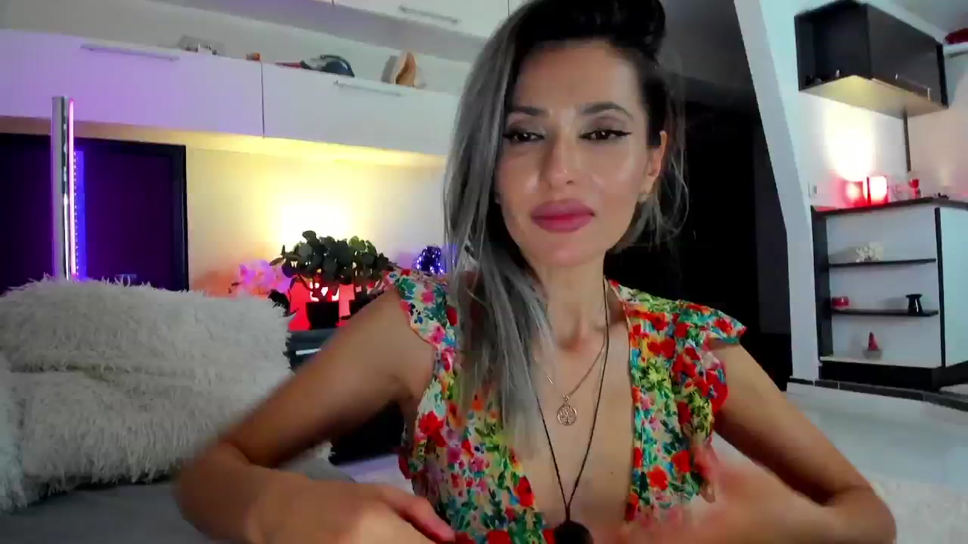 Gallery image thumbnail from SmileyTinaa's myfreecams stream on, 04/18/2024, 02:56 image 10 of 20