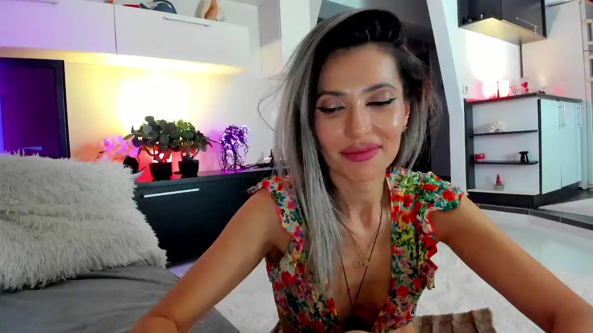 Gallery image thumbnail from SmileyTinaa's myfreecams stream on, 04/18/2024, 02:56 image 16 of 20