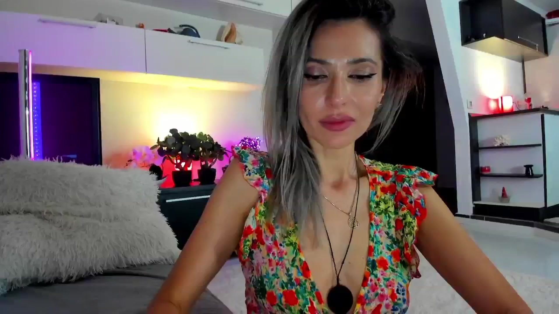 Gallery image thumbnail from SmileyTinaa's myfreecams stream on, 04/18/2024, 02:56 image 6 of 20