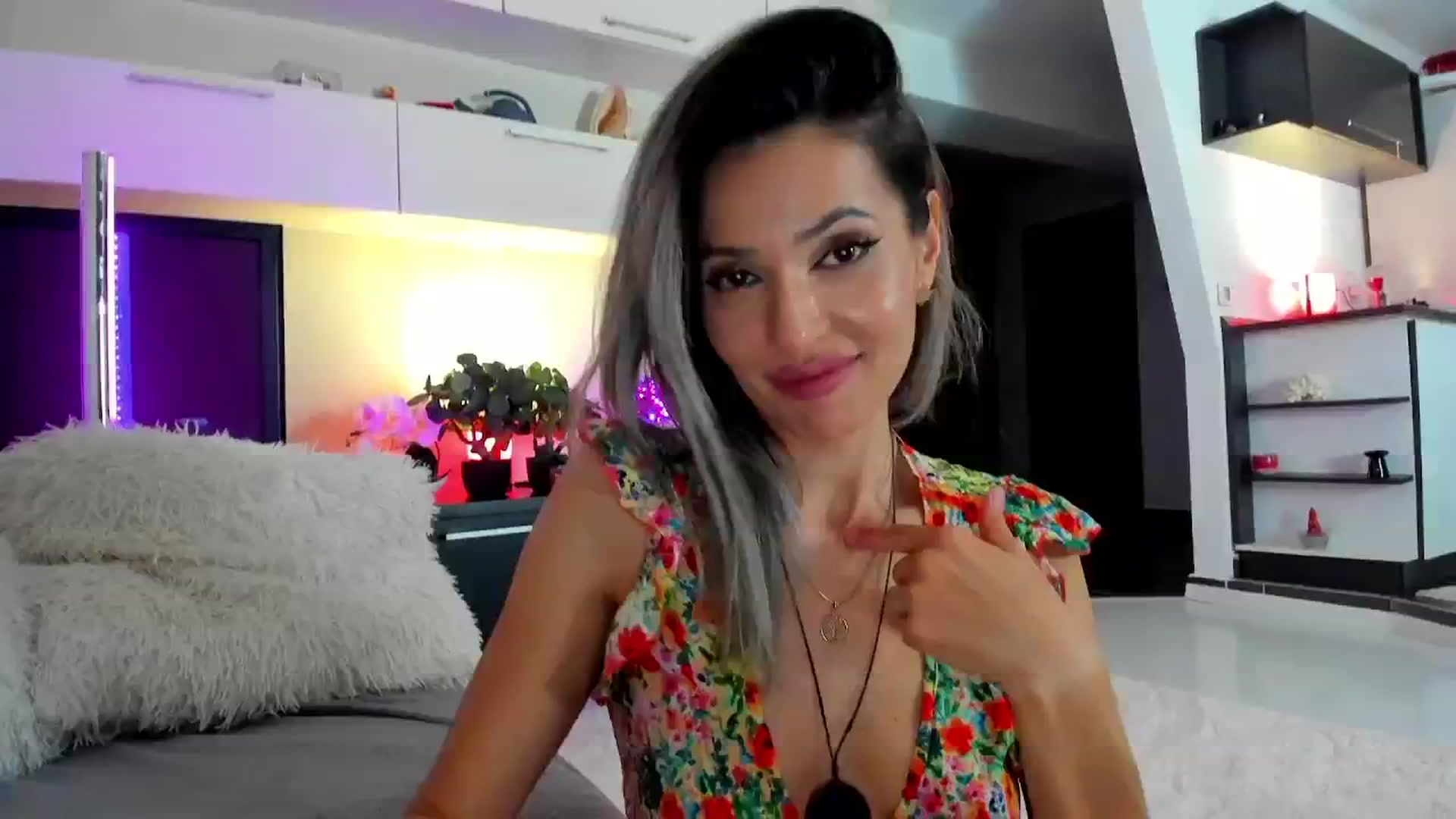 Gallery image thumbnail from SmileyTinaa's myfreecams stream on, 04/18/2024, 02:56 image 11 of 20
