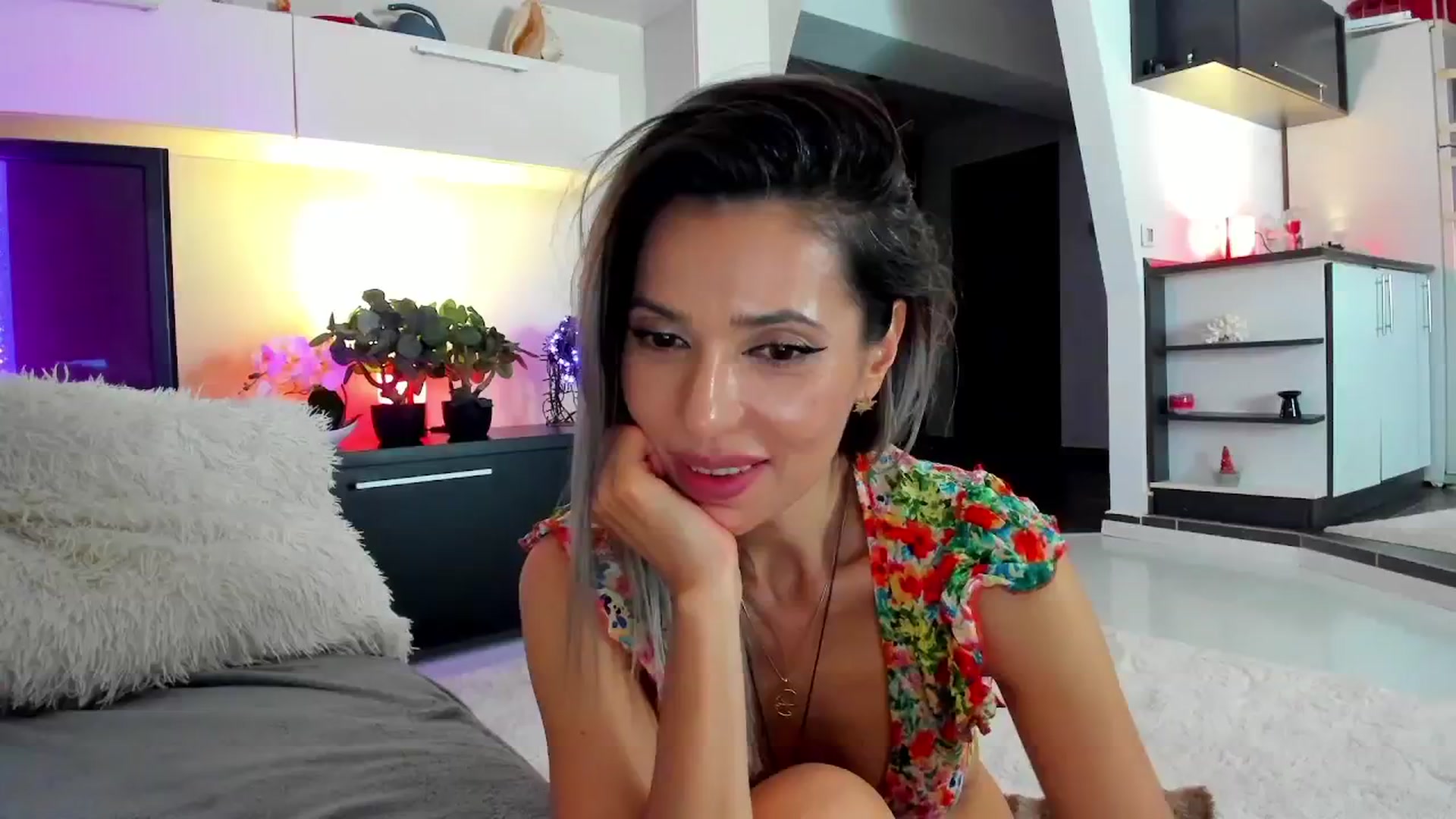 Gallery image thumbnail from SmileyTinaa's myfreecams stream on, 04/18/2024, 02:56 image 14 of 20