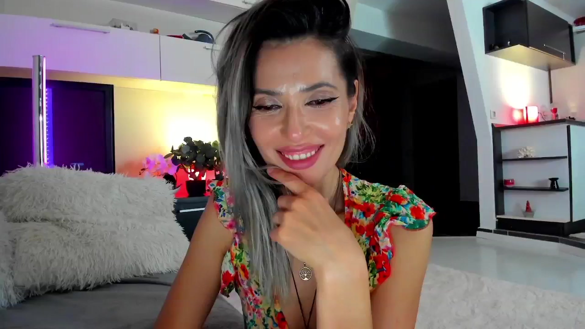 Gallery image thumbnail from SmileyTinaa's myfreecams stream on, 04/18/2024, 02:56 image 12 of 20