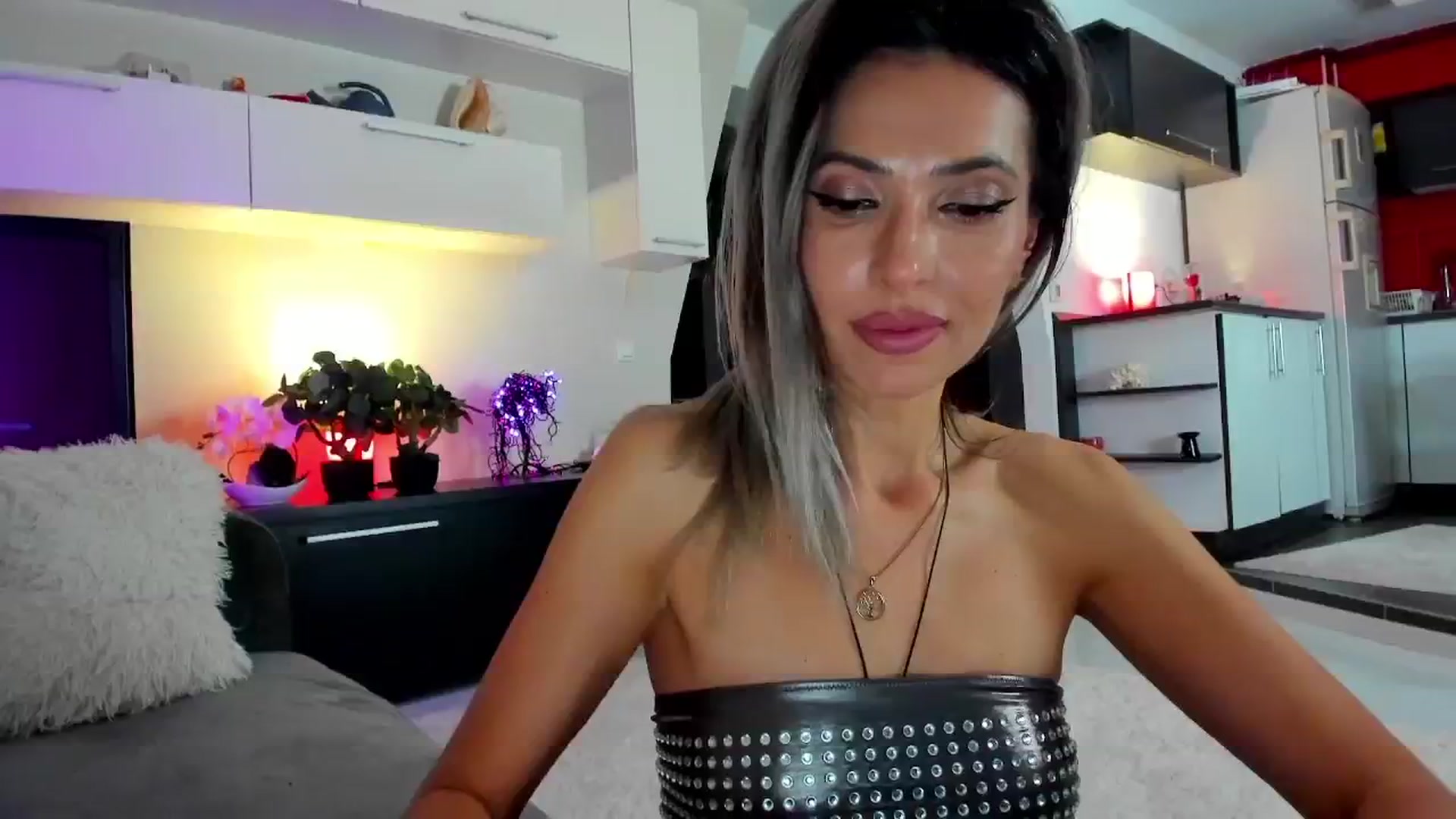 Gallery image thumbnail from SmileyTinaa's myfreecams stream on, 04/19/2024, 24:12 image 1 of 20