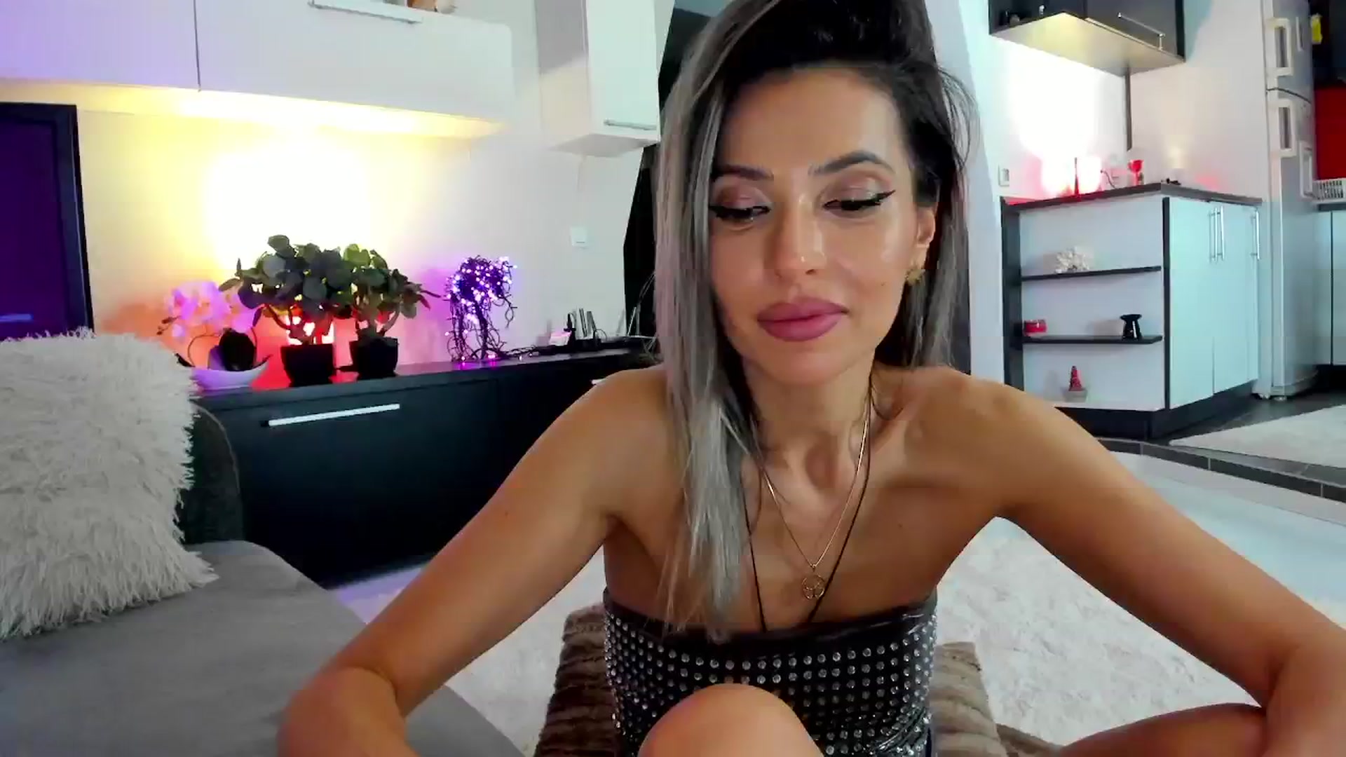 Gallery image thumbnail from SmileyTinaa's myfreecams stream on, 04/19/2024, 01:38 image 20 of 20