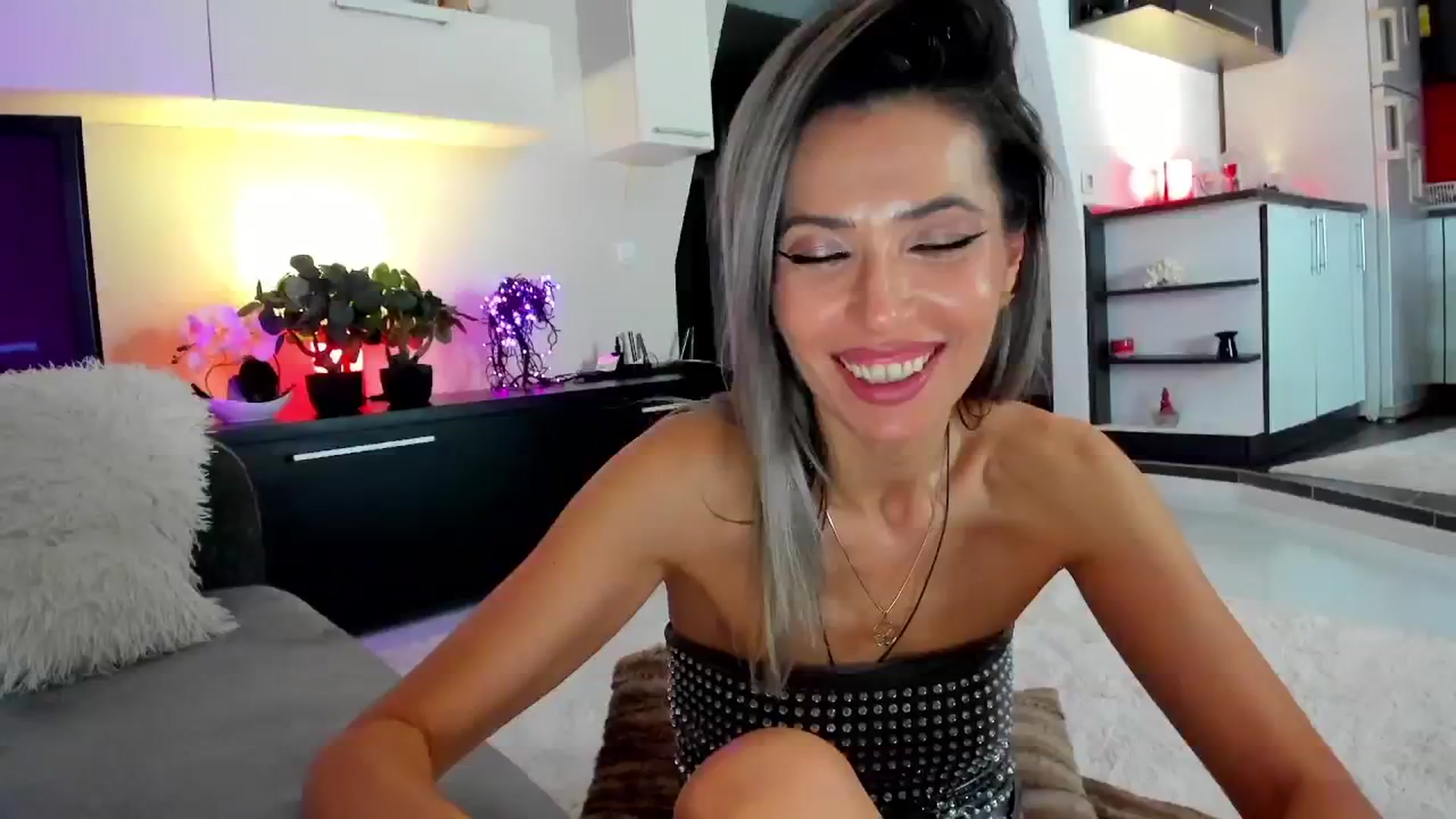 Gallery image thumbnail from SmileyTinaa's myfreecams stream on, 04/19/2024, 01:38 image 17 of 20