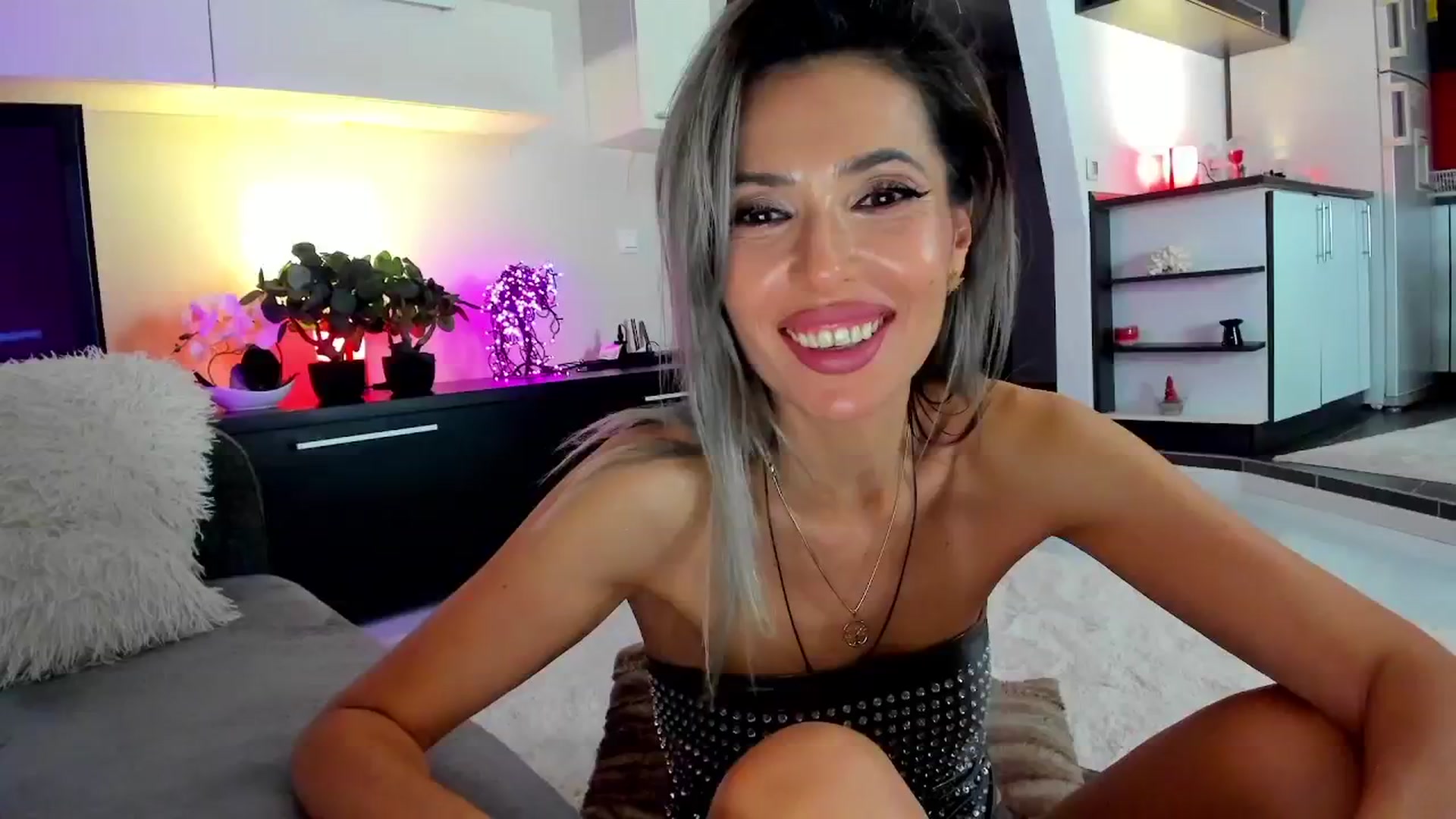 Gallery image thumbnail from SmileyTinaa's myfreecams stream on, 04/19/2024, 01:38 image 11 of 20