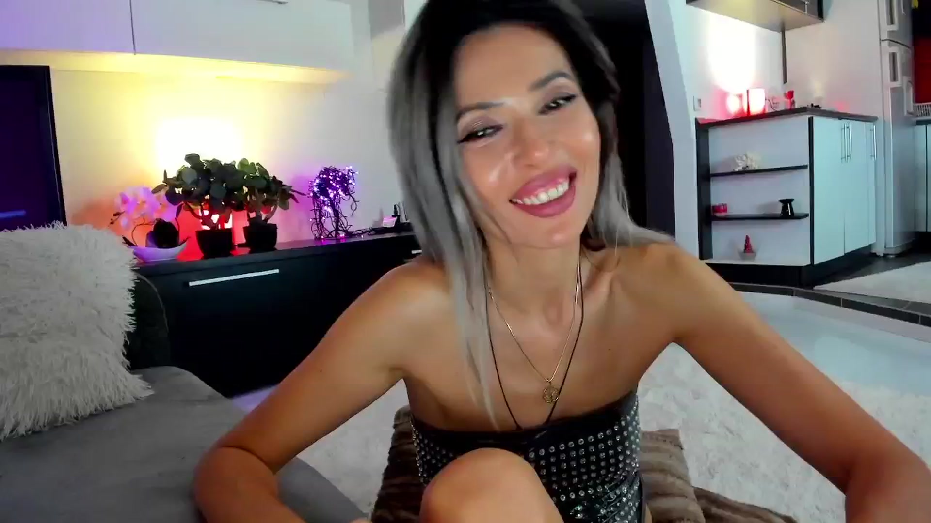 Gallery image thumbnail from SmileyTinaa's myfreecams stream on, 04/19/2024, 01:38 image 7 of 20