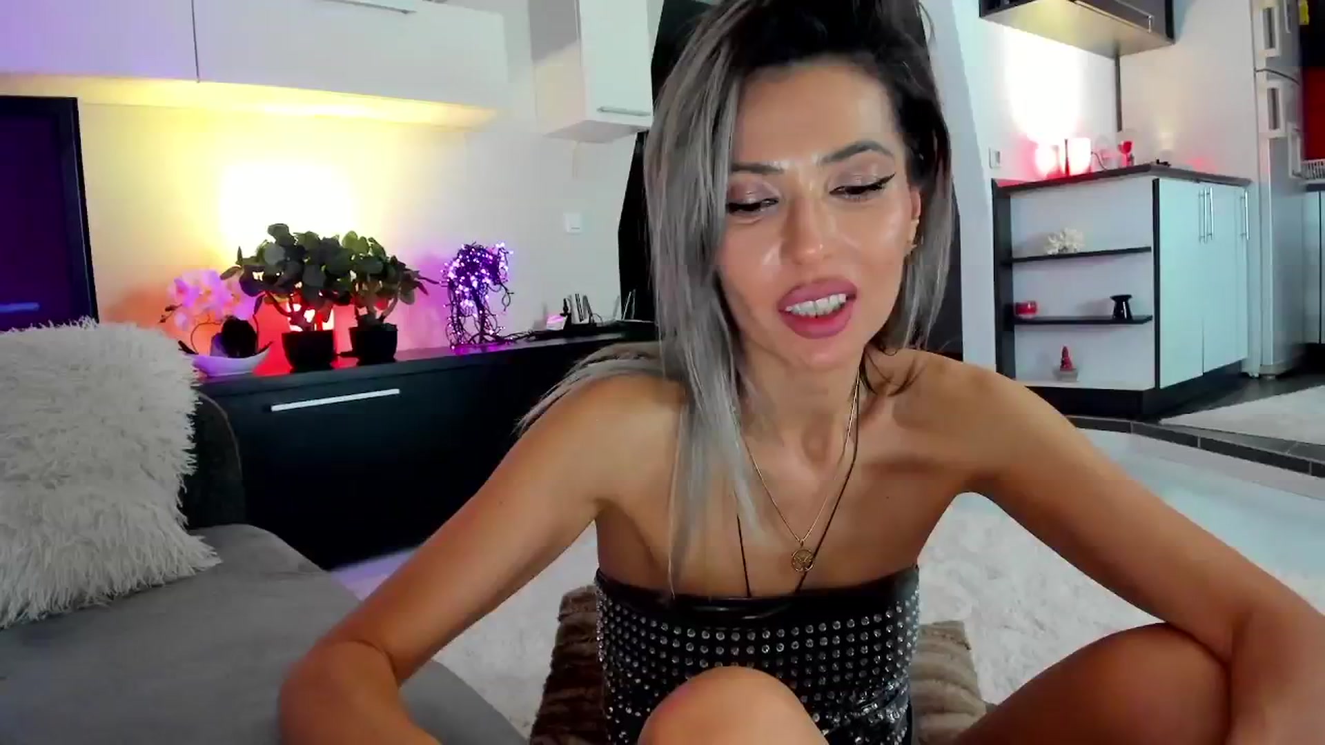 Gallery image thumbnail from SmileyTinaa's myfreecams stream on, 04/19/2024, 01:38 image 10 of 20