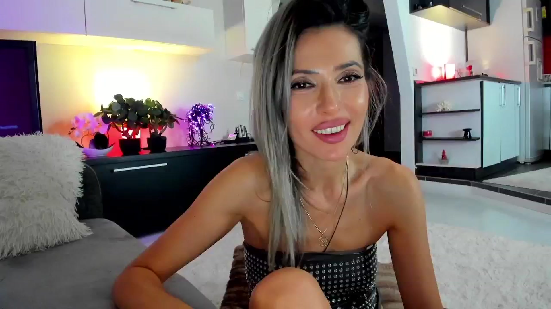 Gallery image thumbnail from SmileyTinaa's myfreecams stream on, 04/19/2024, 01:38 image 4 of 20