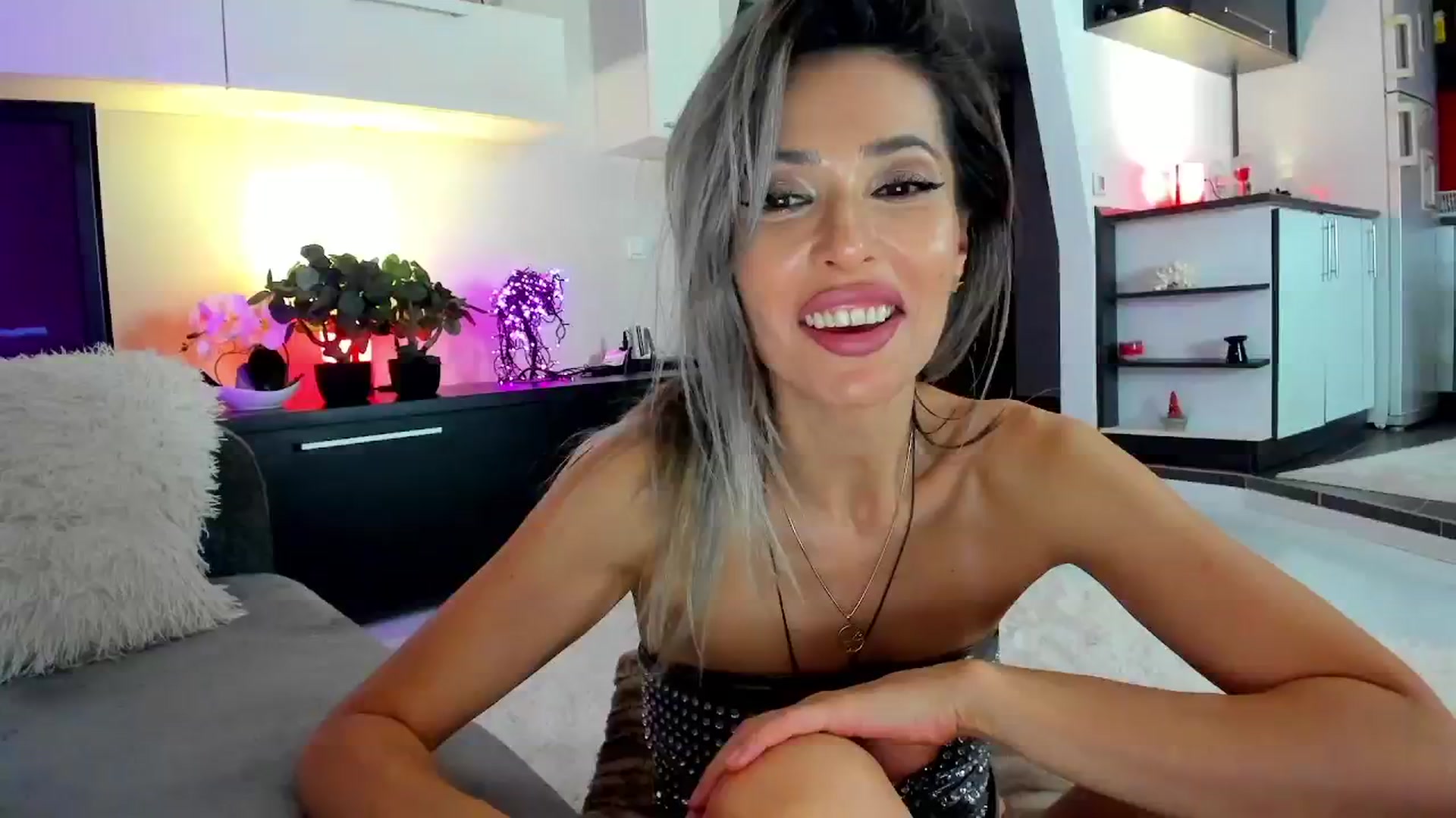 Gallery image thumbnail from SmileyTinaa's myfreecams stream on, 04/19/2024, 01:38 image 9 of 20