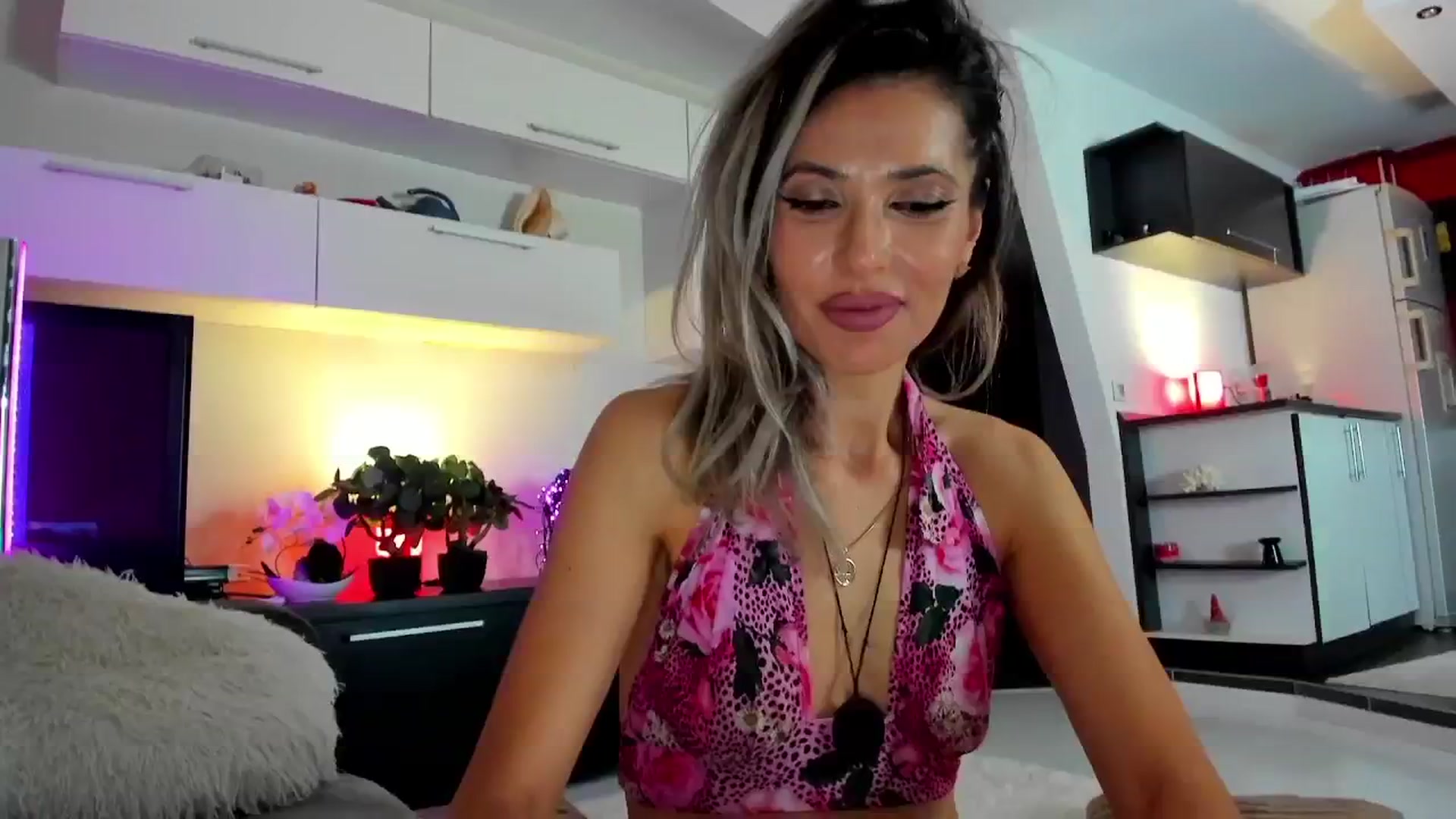 Gallery image thumbnail from SmileyTinaa's myfreecams stream on, 04/23/2024, 01:48 image 19 of 20