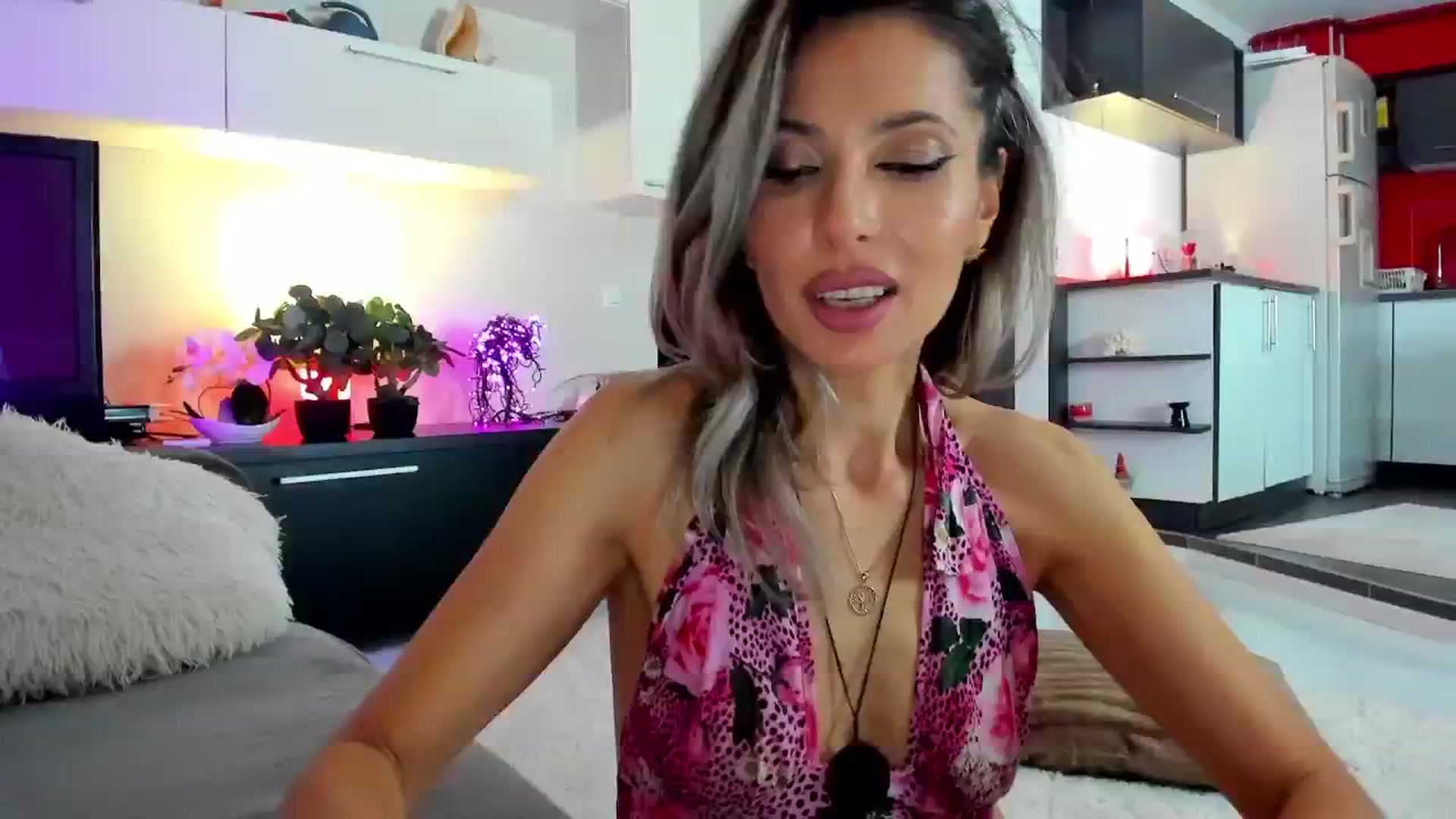 Gallery image thumbnail from SmileyTinaa's myfreecams stream on, 04/23/2024, 02:31 image 12 of 20