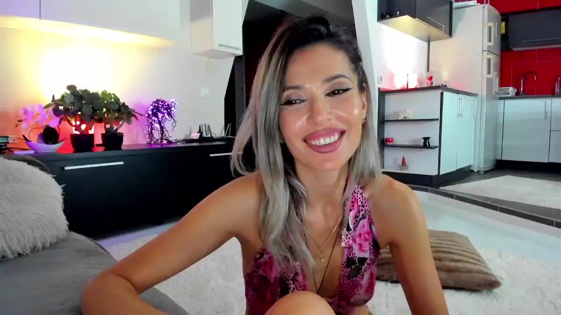 Gallery image thumbnail from SmileyTinaa's myfreecams stream on, 04/23/2024, 02:31 image 15 of 20