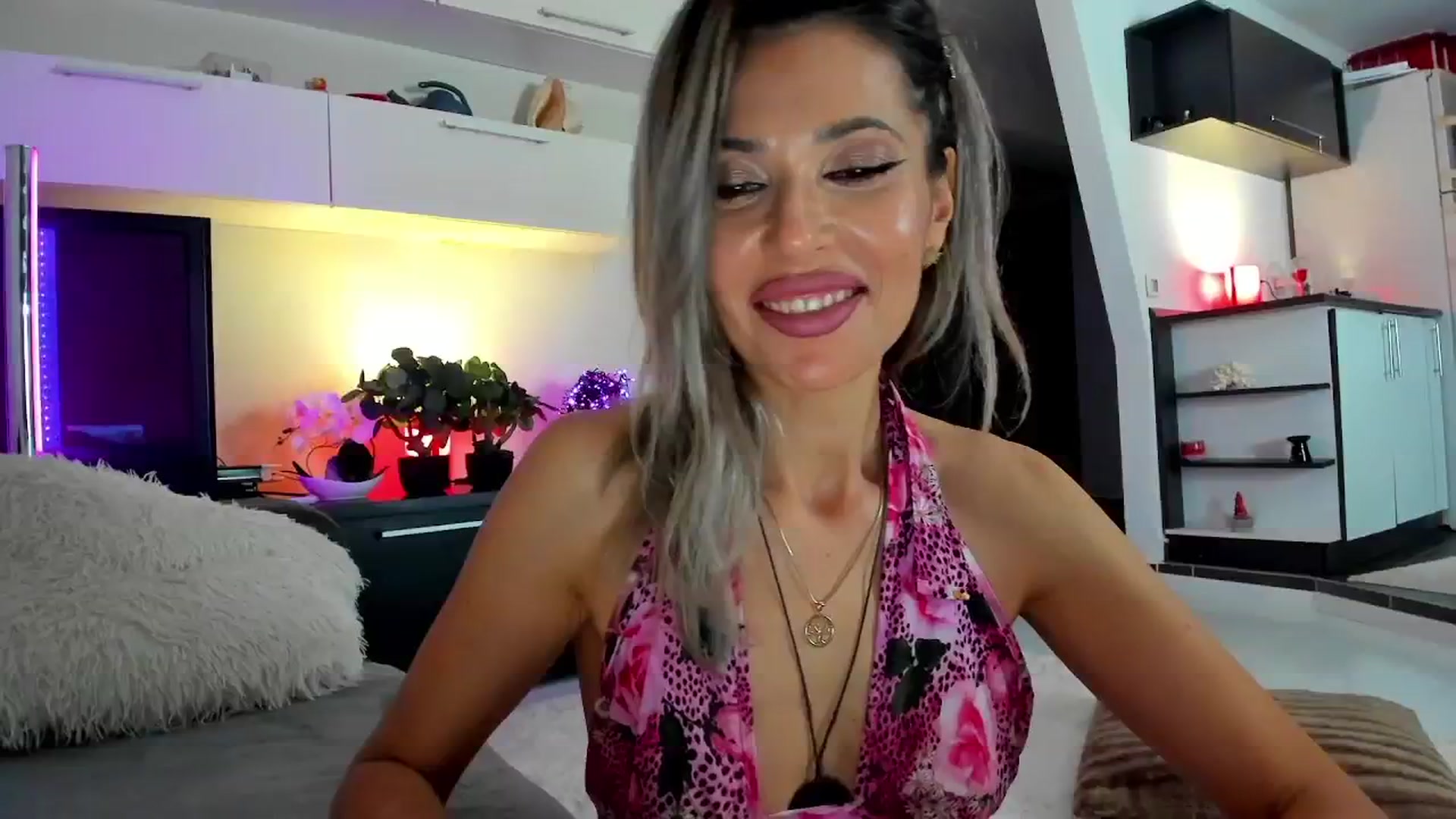 Gallery image thumbnail from SmileyTinaa's myfreecams stream on, 04/23/2024, 02:31 image 3 of 20