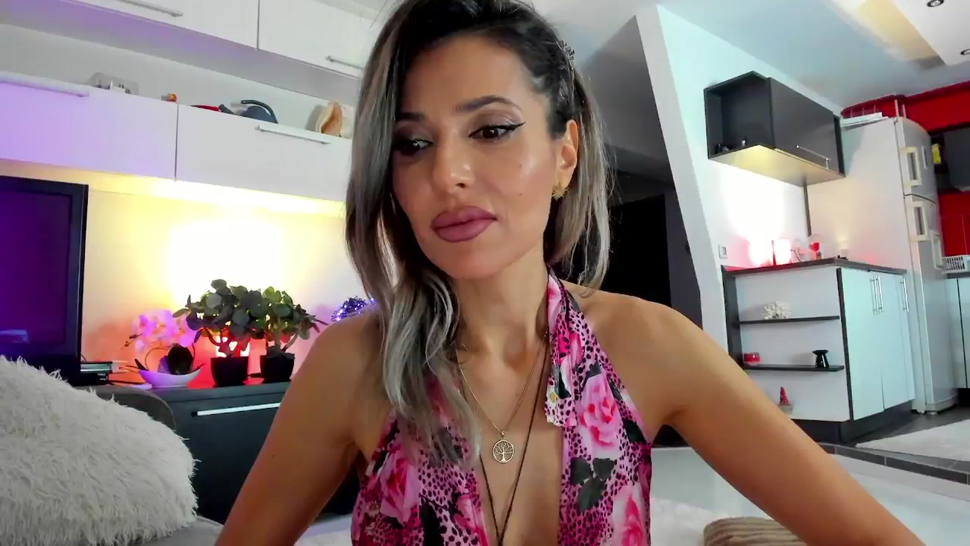 Gallery image thumbnail from SmileyTinaa's myfreecams stream on, 04/23/2024, 02:31 image 18 of 20