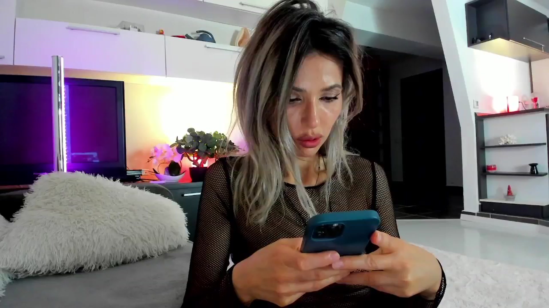 Gallery image thumbnail from SmileyTinaa's myfreecams stream on, 04/24/2024, 01:39 image 14 of 20