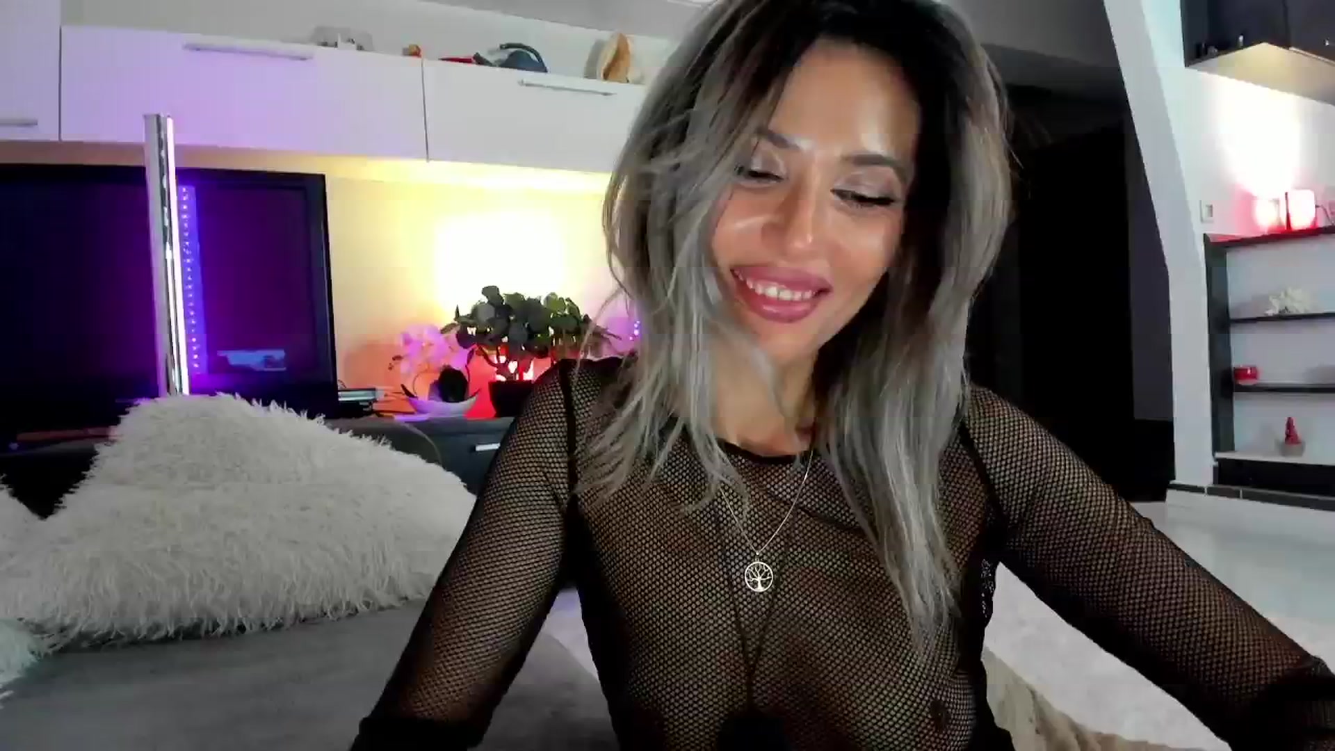 Gallery image thumbnail from SmileyTinaa's myfreecams stream on, 04/24/2024, 03:57 image 14 of 20