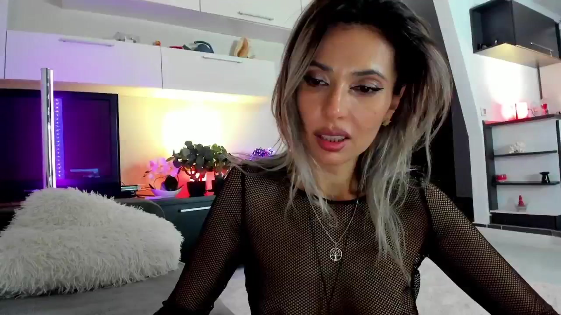 Gallery image thumbnail from SmileyTinaa's myfreecams stream on, 04/24/2024, 03:57 image 12 of 20