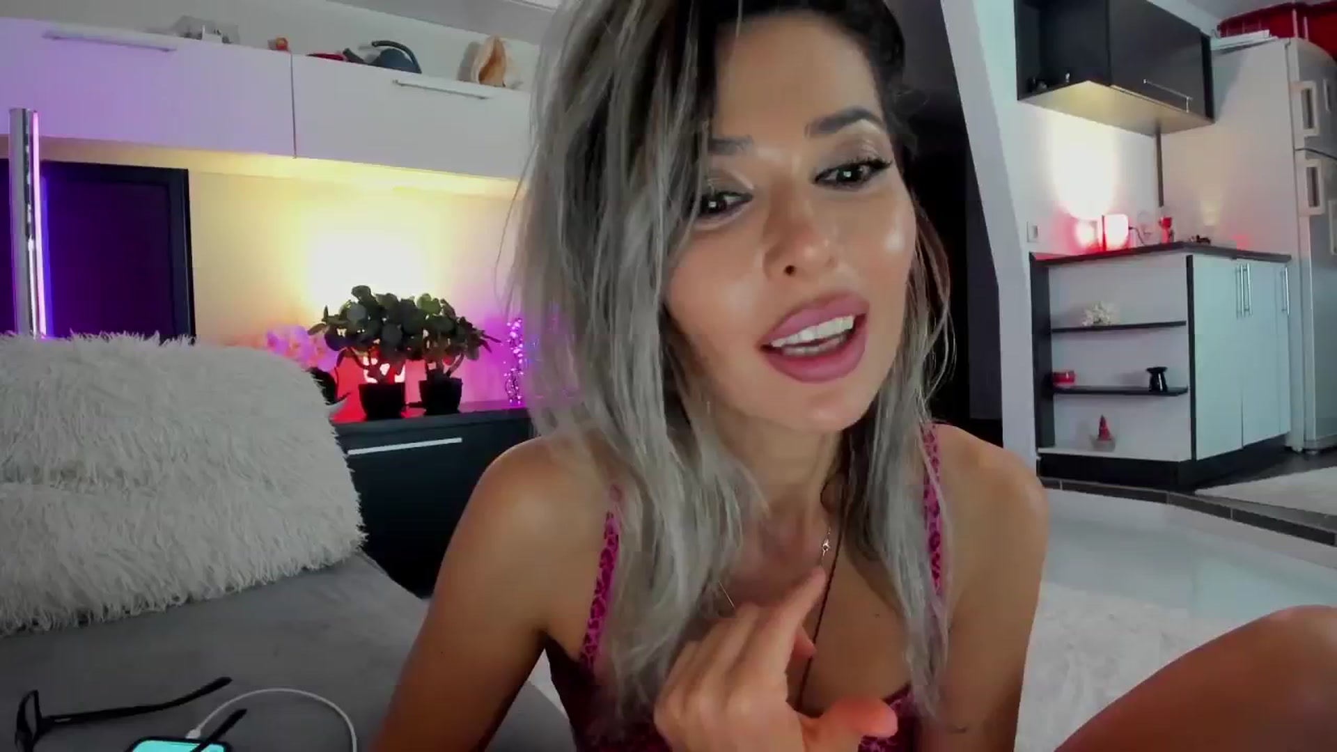 Gallery image thumbnail from SmileyTinaa's myfreecams stream on, 04/25/2024, 24:13 image 15 of 20