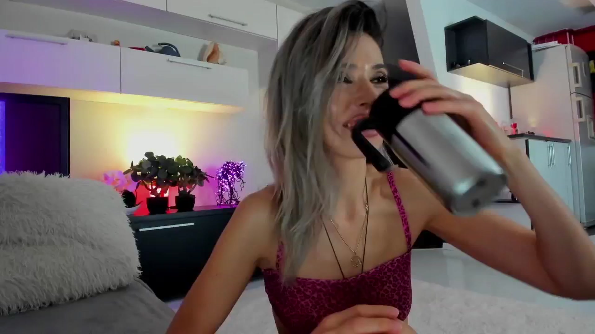 Gallery image thumbnail from SmileyTinaa's myfreecams stream on, 04/25/2024, 24:13 image 3 of 20