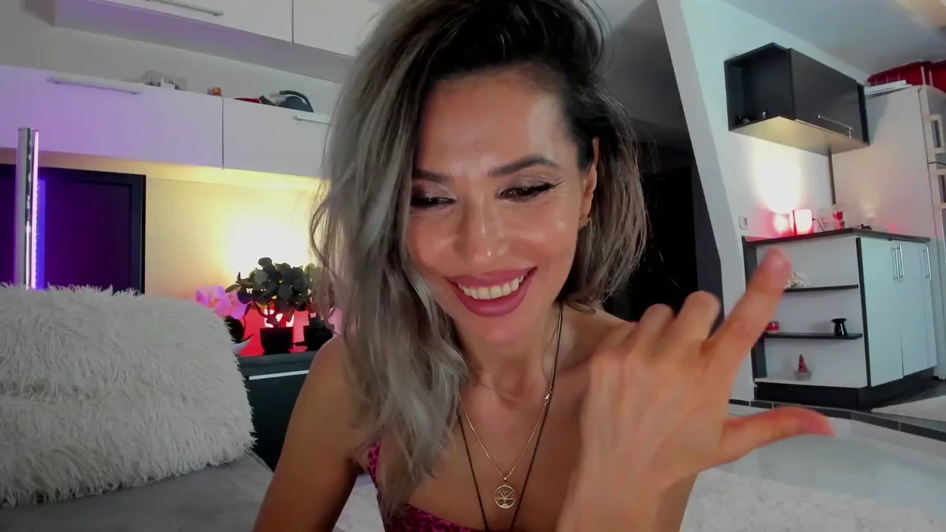 Gallery image thumbnail from SmileyTinaa's myfreecams stream on, 04/25/2024, 24:13 image 12 of 20