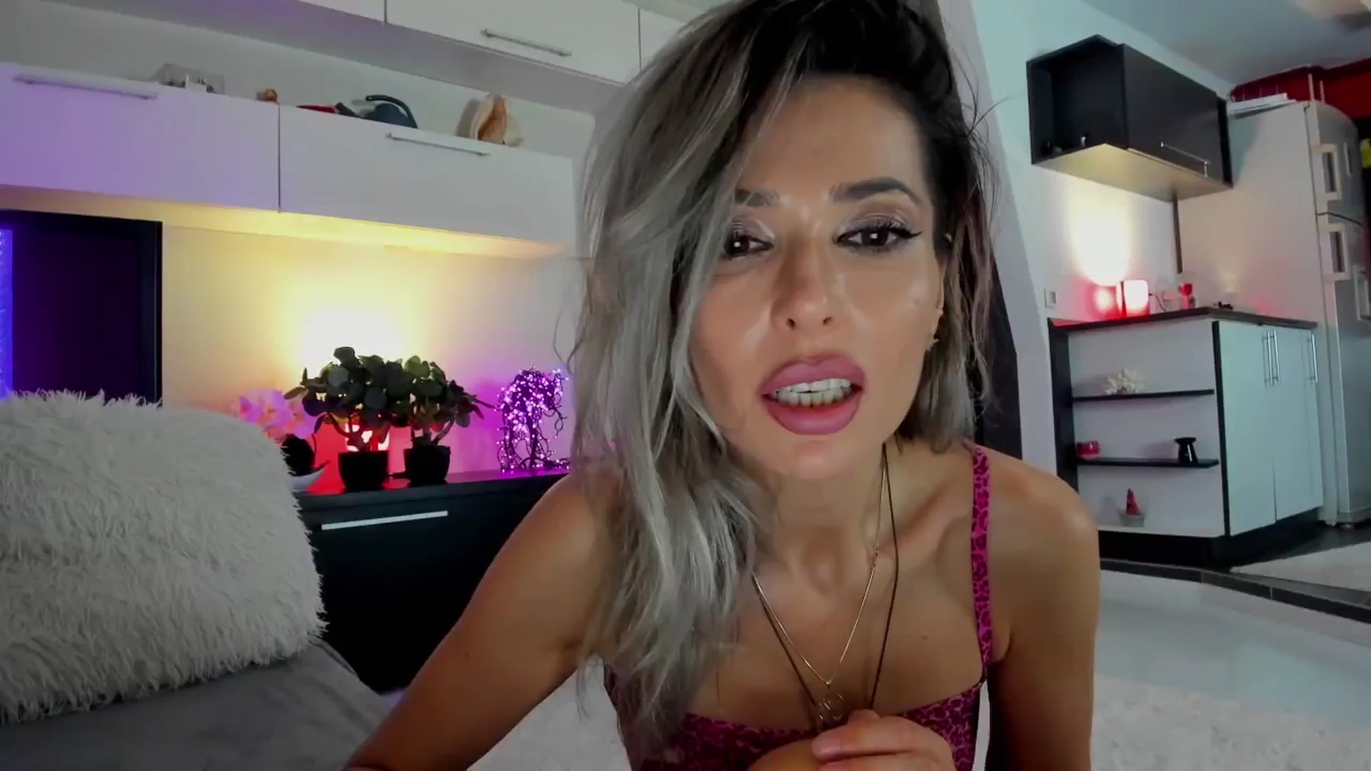 Gallery image thumbnail from SmileyTinaa's myfreecams stream on, 04/25/2024, 24:13 image 2 of 20