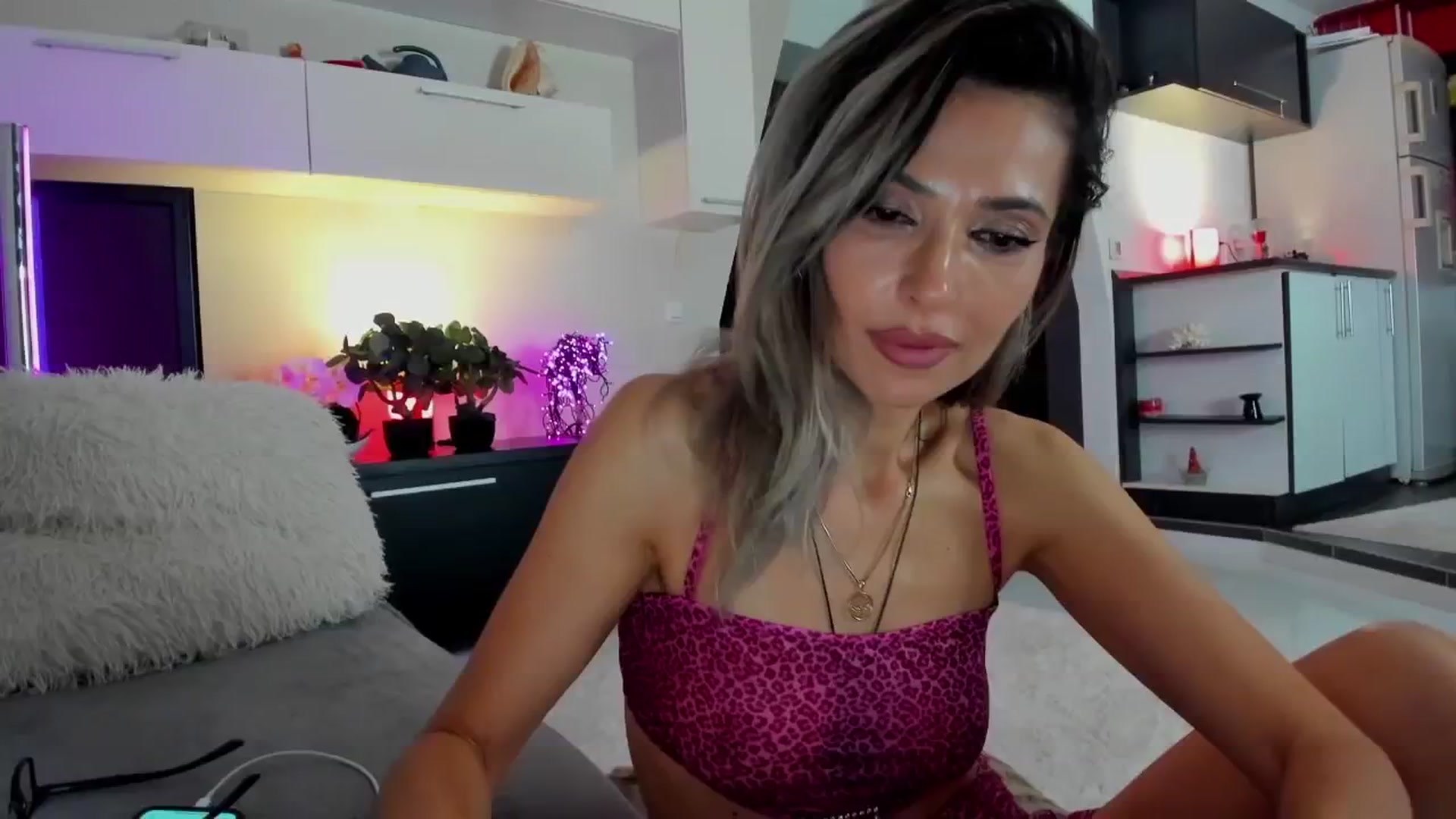 Gallery image thumbnail from SmileyTinaa's myfreecams stream on, 04/25/2024, 24:13 image 13 of 20