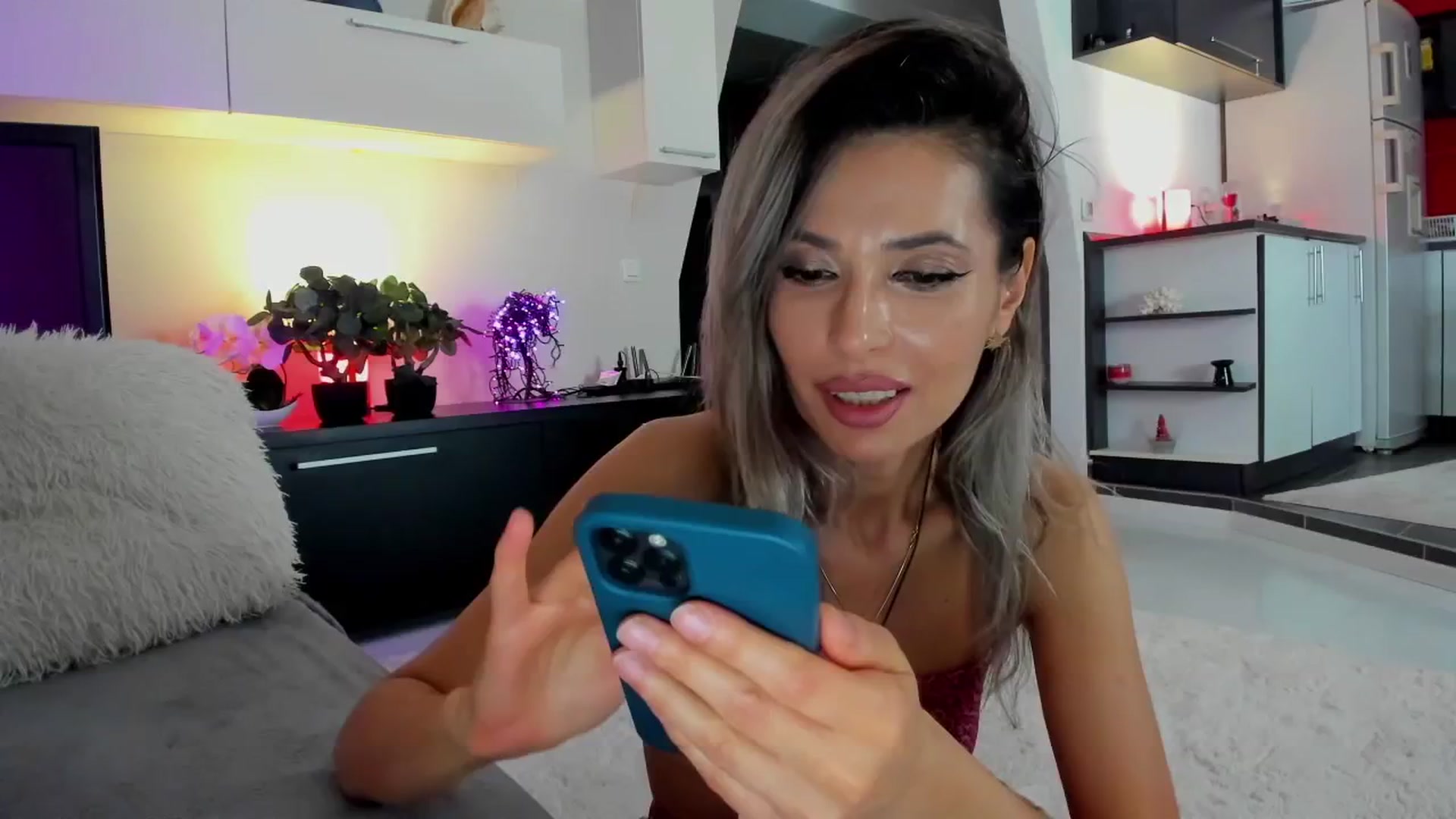 Gallery image thumbnail from SmileyTinaa's myfreecams stream on, 04/25/2024, 24:13 image 6 of 20
