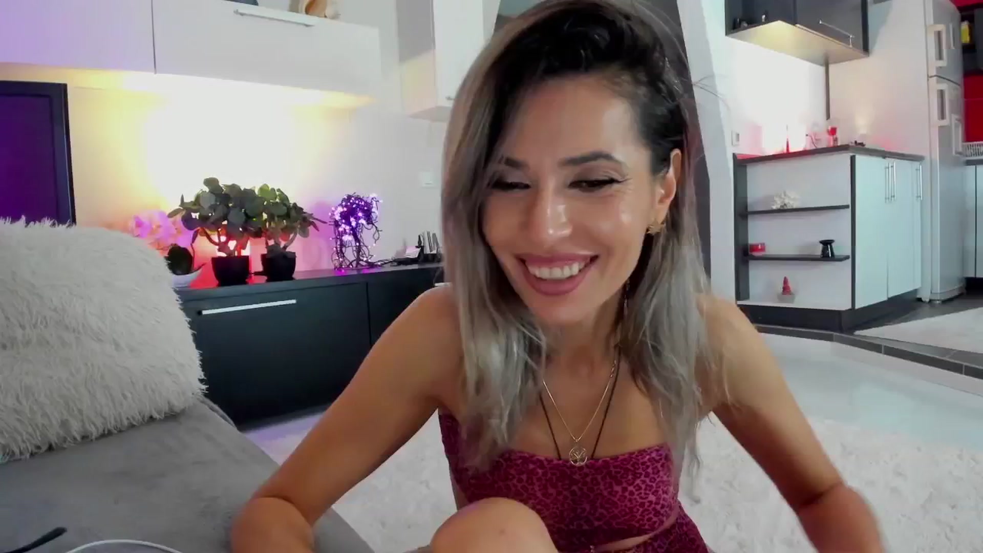Gallery image thumbnail from SmileyTinaa's myfreecams stream on, 04/25/2024, 24:13 image 8 of 20