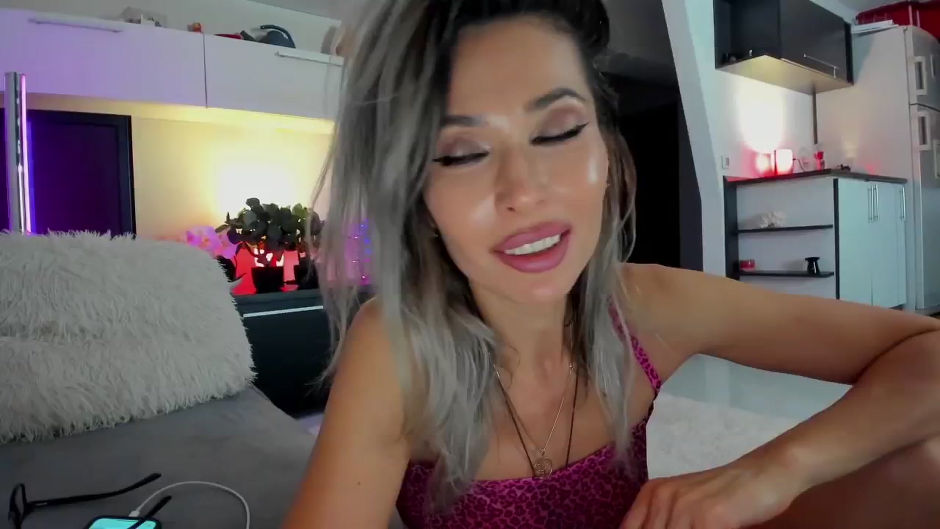Gallery image thumbnail from SmileyTinaa's myfreecams stream on, 04/25/2024, 24:13 image 14 of 20