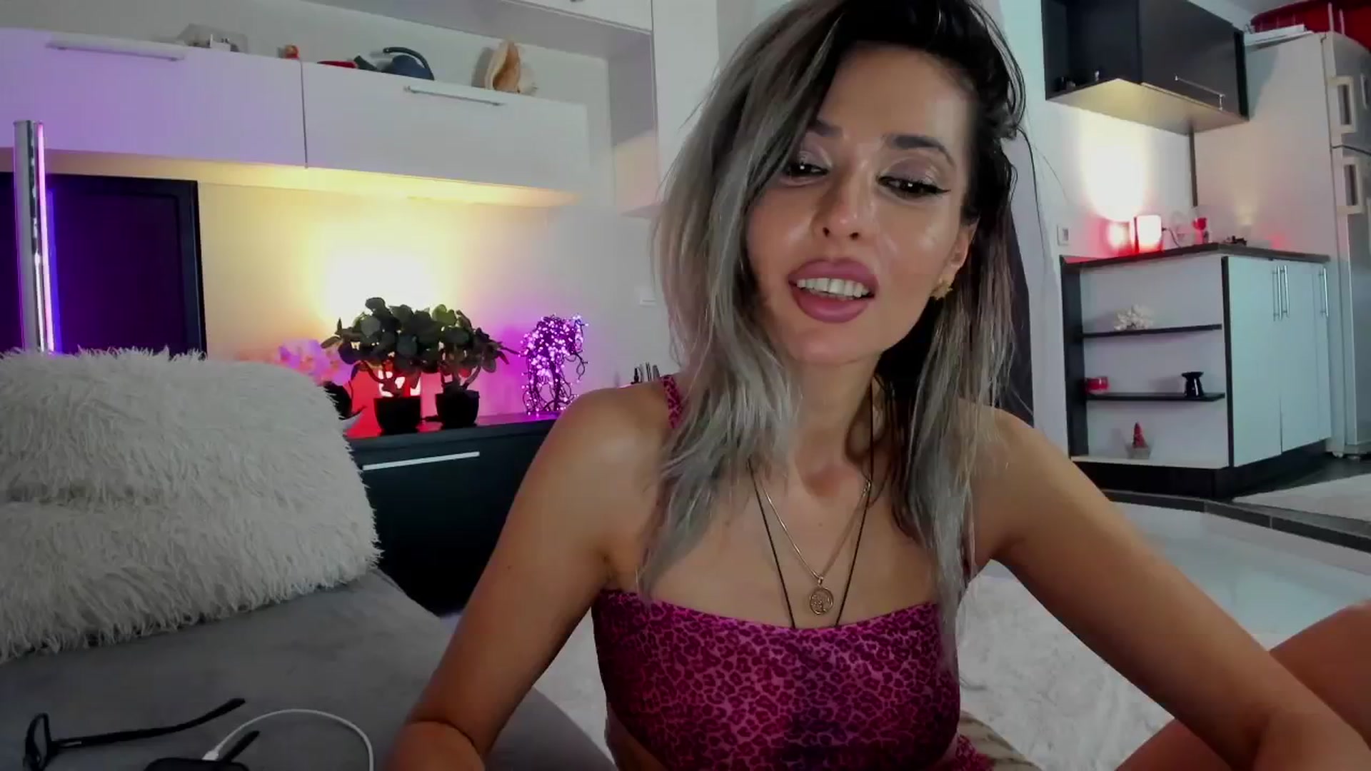 Gallery image thumbnail from SmileyTinaa's myfreecams stream on, 04/25/2024, 24:13 image 17 of 20