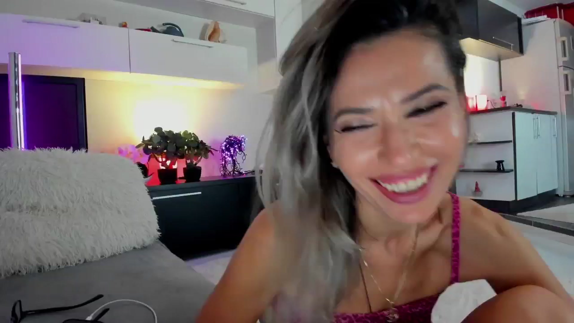 Gallery image thumbnail from SmileyTinaa's myfreecams stream on, 04/25/2024, 24:13 image 18 of 20
