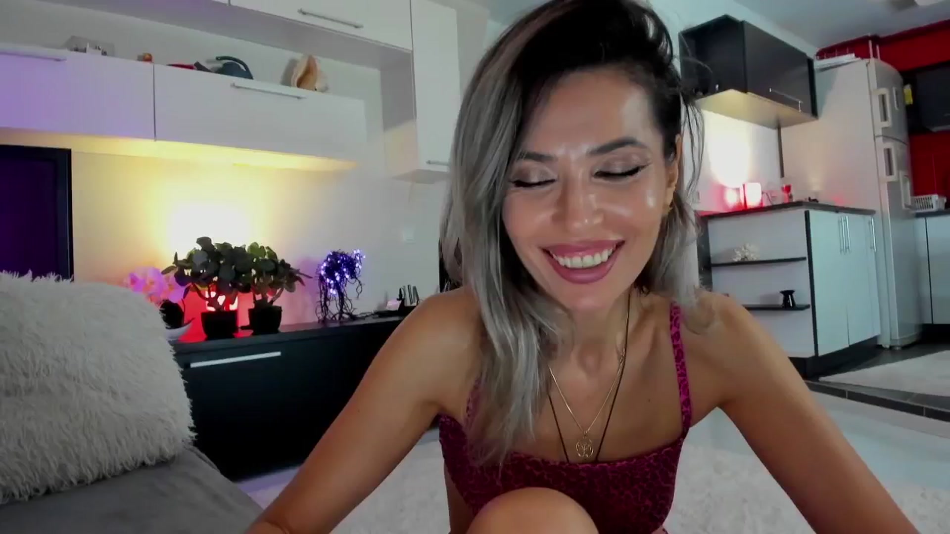 Gallery image thumbnail from SmileyTinaa's myfreecams stream on, 04/25/2024, 24:13 image 4 of 20