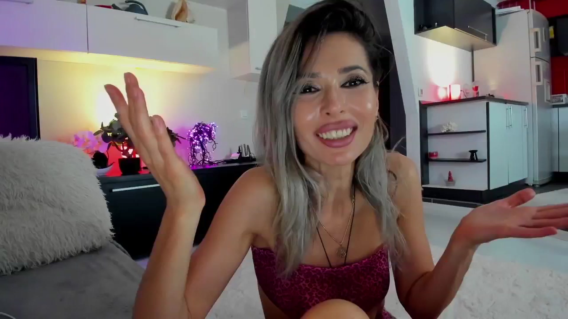 Gallery image thumbnail from SmileyTinaa's myfreecams stream on, 04/25/2024, 24:13 image 5 of 20