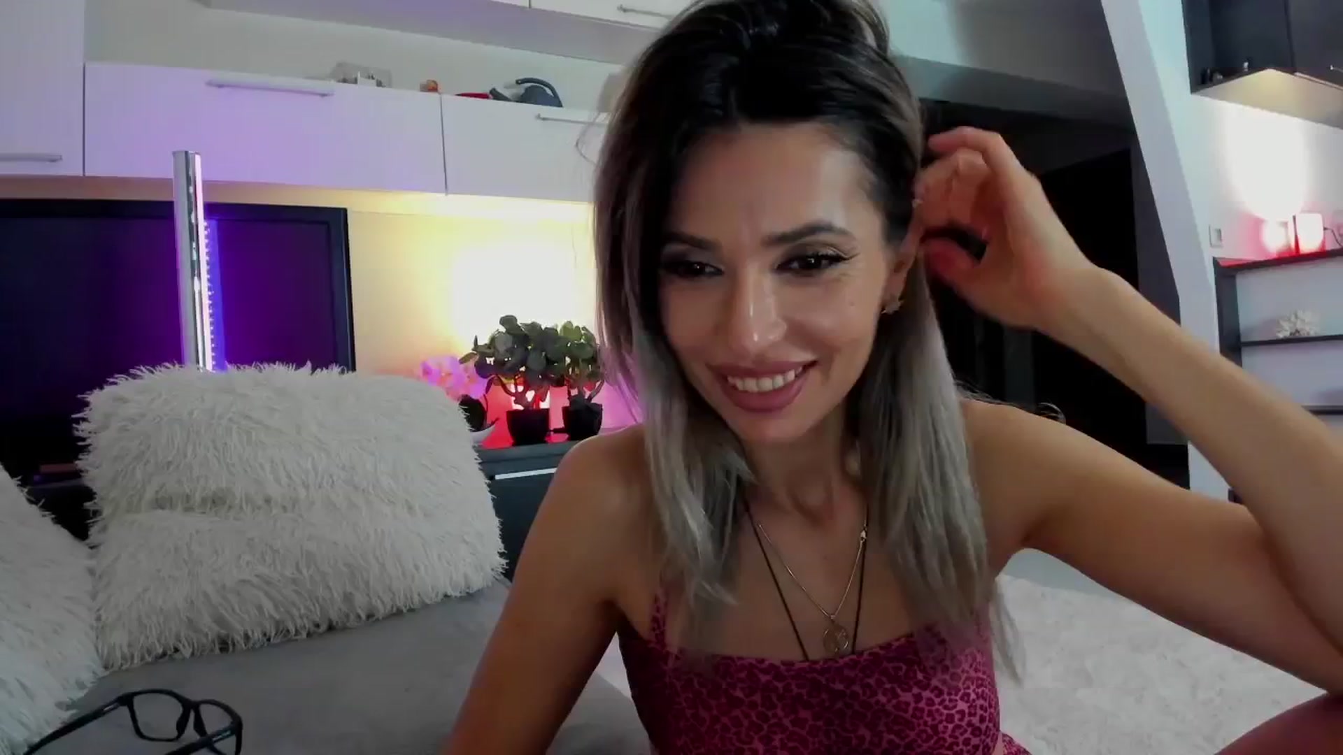 Gallery image thumbnail from SmileyTinaa's myfreecams stream on, 04/25/2024, 01:25 image 10 of 20