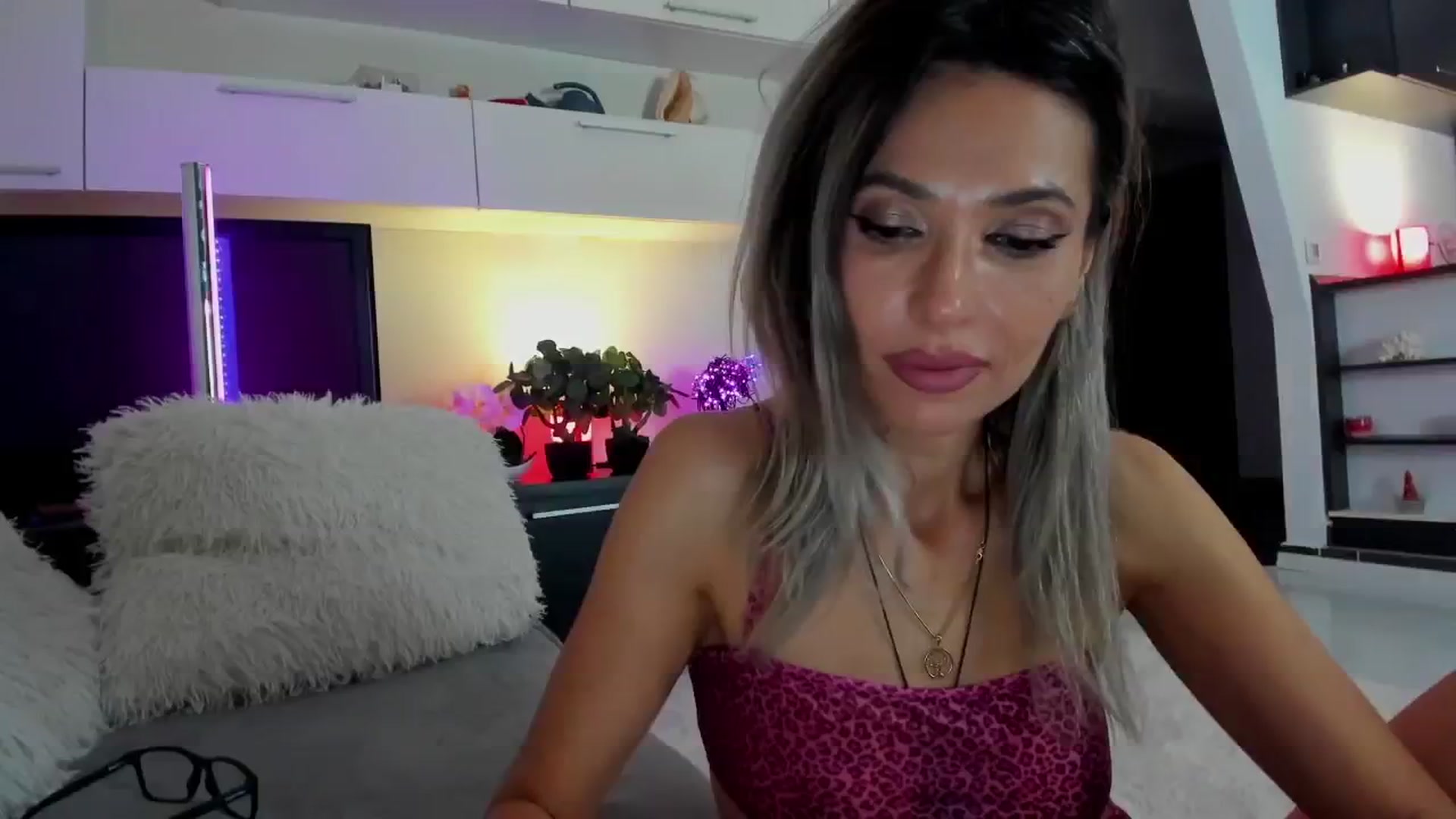Gallery image thumbnail from SmileyTinaa's myfreecams stream on, 04/25/2024, 01:25 image 9 of 20