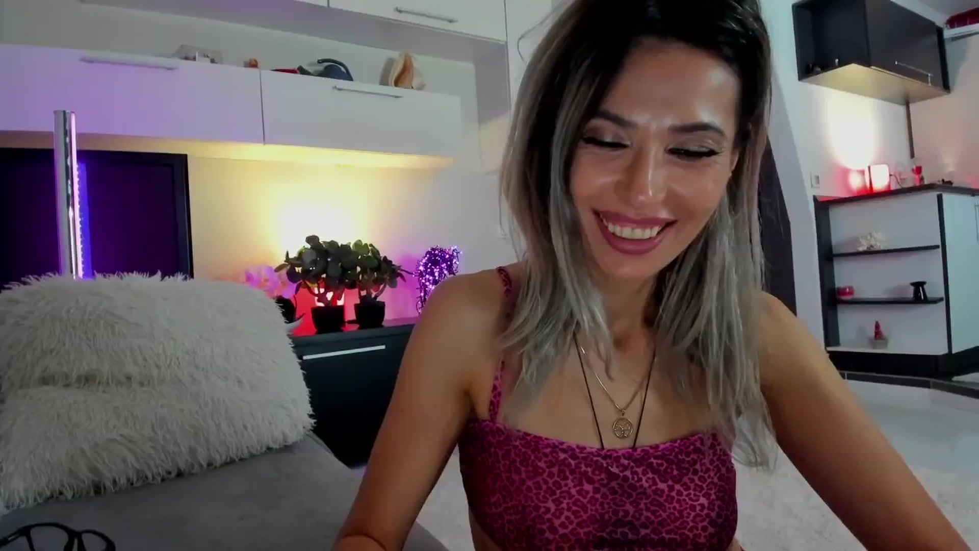 Gallery image thumbnail from SmileyTinaa's myfreecams stream on, 04/25/2024, 01:25 image 12 of 20