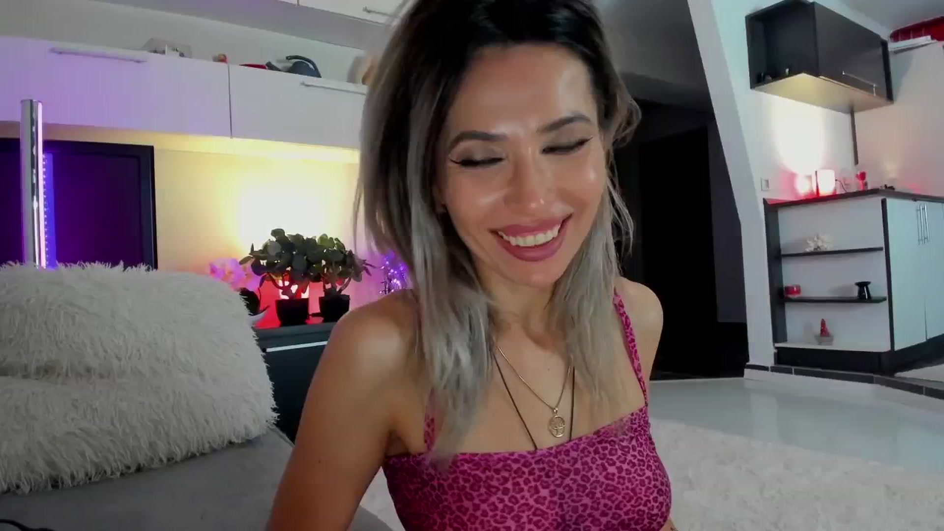 Gallery image thumbnail from SmileyTinaa's myfreecams stream on, 04/25/2024, 01:25 image 7 of 20