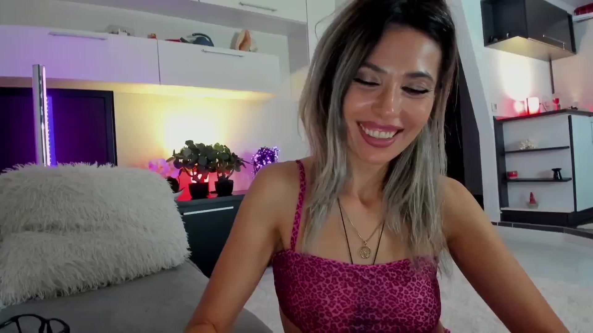Gallery image thumbnail from SmileyTinaa's myfreecams stream on, 04/25/2024, 01:25 image 14 of 20