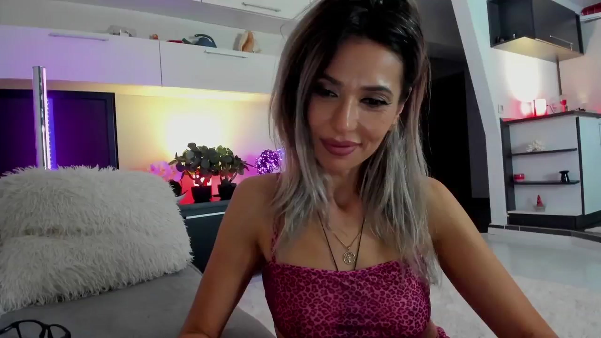 Gallery image thumbnail from SmileyTinaa's myfreecams stream on, 04/25/2024, 01:25 image 13 of 20