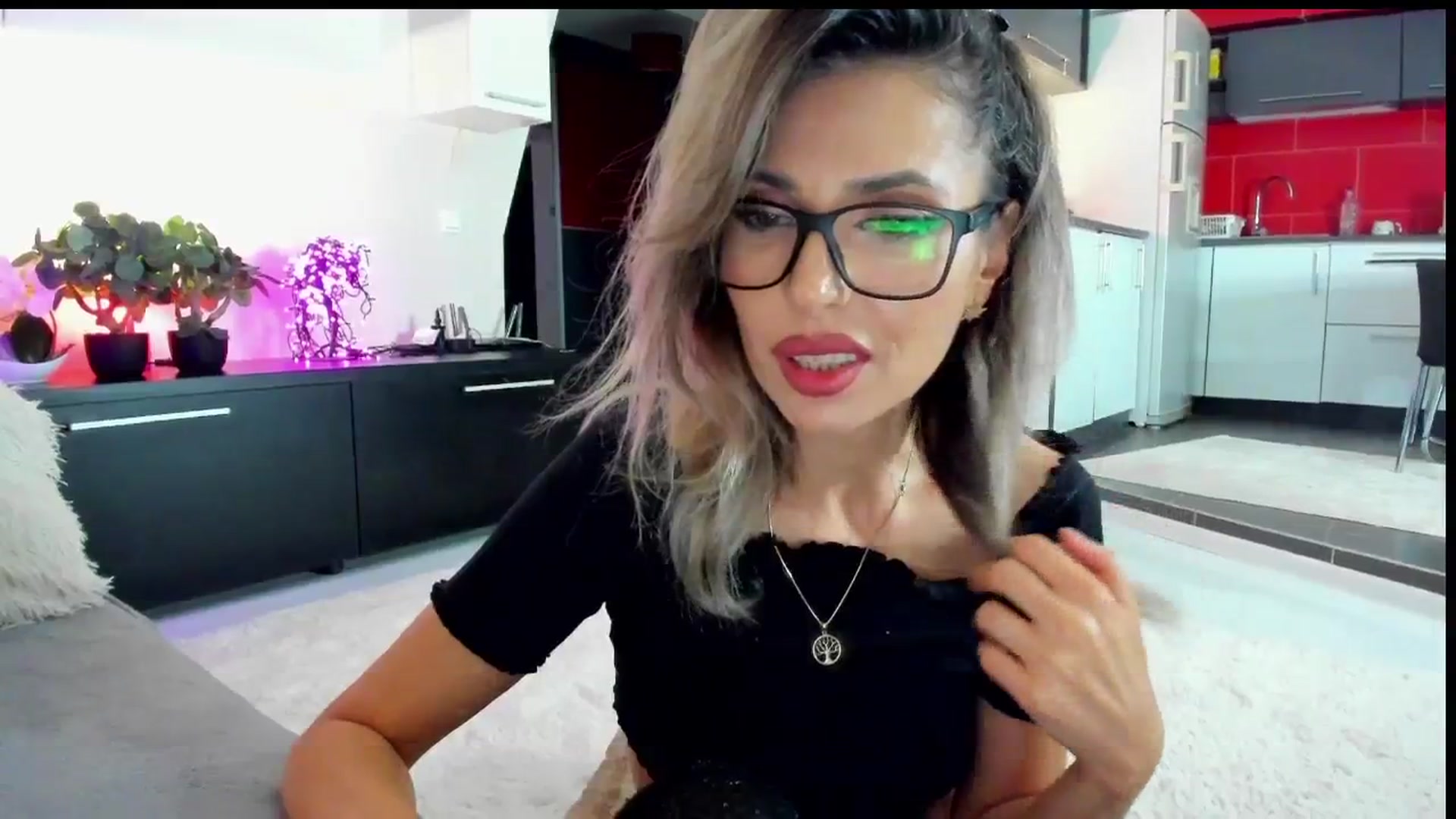 Gallery image thumbnail from SmileyTinaa's myfreecams stream on, 05/22/2024, 21:18 image 17 of 20